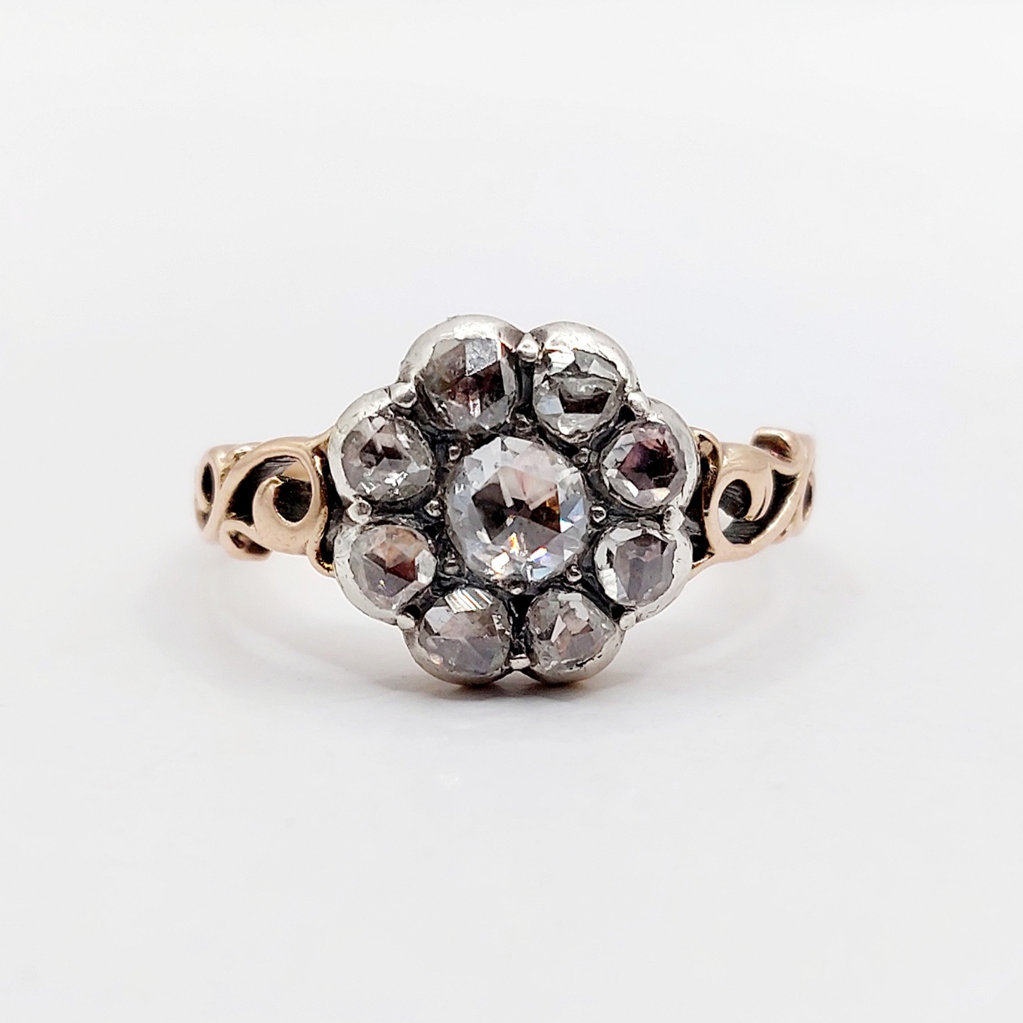 ///sold /// French Victorian daisy ring 18k rose gold and silver set with rose cut diamonds on foiled back in a finely crafted mounting (circa 1870)
PRICE : 1300€
Magnificent antique French work from the late 19th century
Size: 55.5 FR / 7.5 US
Weight: 5.03 g
Main diamond size: approximately 4.5 mm
Minor scratches from use
Owl and swan hallmark (French hallmark)
#frenchjewelry #diamond #diamondring #antiquering #victorian #victorianring #marquisering #augustusjewels #vintagering #daisyring #daimondhaloring