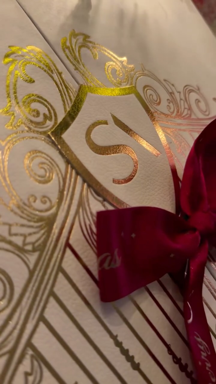 Redécouvrez notre Calendrier de L'Avent 25' Édition, sur le thème Château 👑
Réunissant 24 surprises uniques et inédites, cette année notre calendrier est composé exclusivement de produits format classique. Retrouvez 40 références en tout autour des 24 cases que renferme précieusement ce coffret.
Gels à reflets, Top coats à effets, VSP pailletés, huile à cuticules à la feuille d'or, gels de construction féériques mais aussi bien d'autres choses ..
Il est disponible dès maintenant sur notre shop en ligne www.stylart-pro.com 🛍️
Rendez-vous au pied de la légende pour en découvrir le contenu 🎁
--
À l’intérieur de ce coffret :
• 3 Top Coats à effets 15ml
• Une collection de 6 VSP pailletés 10ml
• 2 Huiles à cuticules avec des feuilles d'or 15ml
• 1 Palette de 9 gels crémeux ultra pailletés
• 1 Palette de 9 gels paints ultra pigmentés multi-usages
• Un Chrome Paint Laser 5gr
• Une collection de 6 gels pailletés 5gr
• Une gamme de 4 gels de construction pailletés 30gr