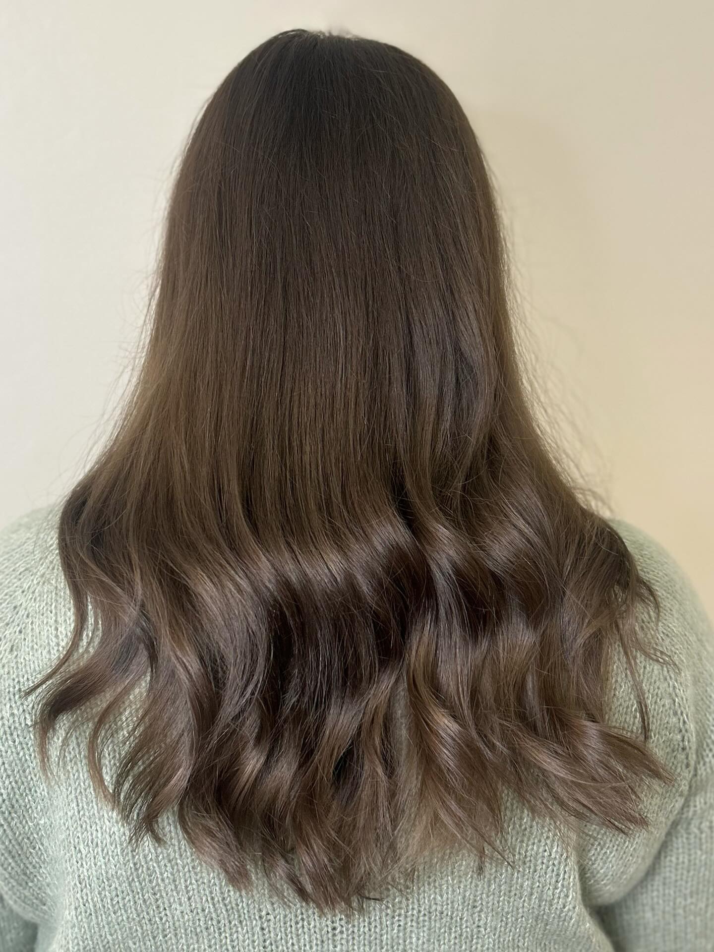 Valmiina pikkujoulukauteen✨ Onko sulla monet pikkujoulut tänä vuonna?
Hiukset: @noorabow
#kampaamohelsinki#bowhelsinki#goldwell#hairwelove#longhair#winterhair#hairoftheseason#kauniithiukset#hiustrendit2025