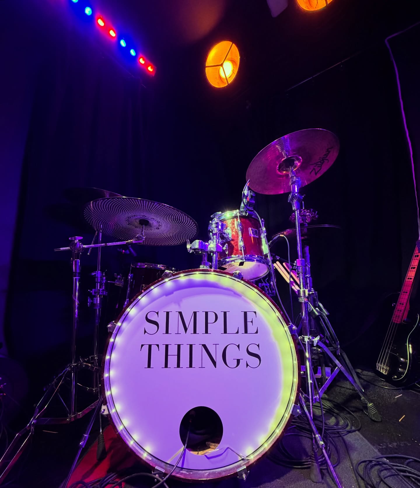 Congrats to @wearesimplethings on kicking off their Irish and UK tour last night @cyprusavenuecork ~ #Wavelength 🎉
Custom OffBeat drumhead looking fantastic on stage🔘💡
Check out the dates to catch the guys live before tickets are gone!
#offbeatgraphics #customdrumheads #simplethingsband #tour