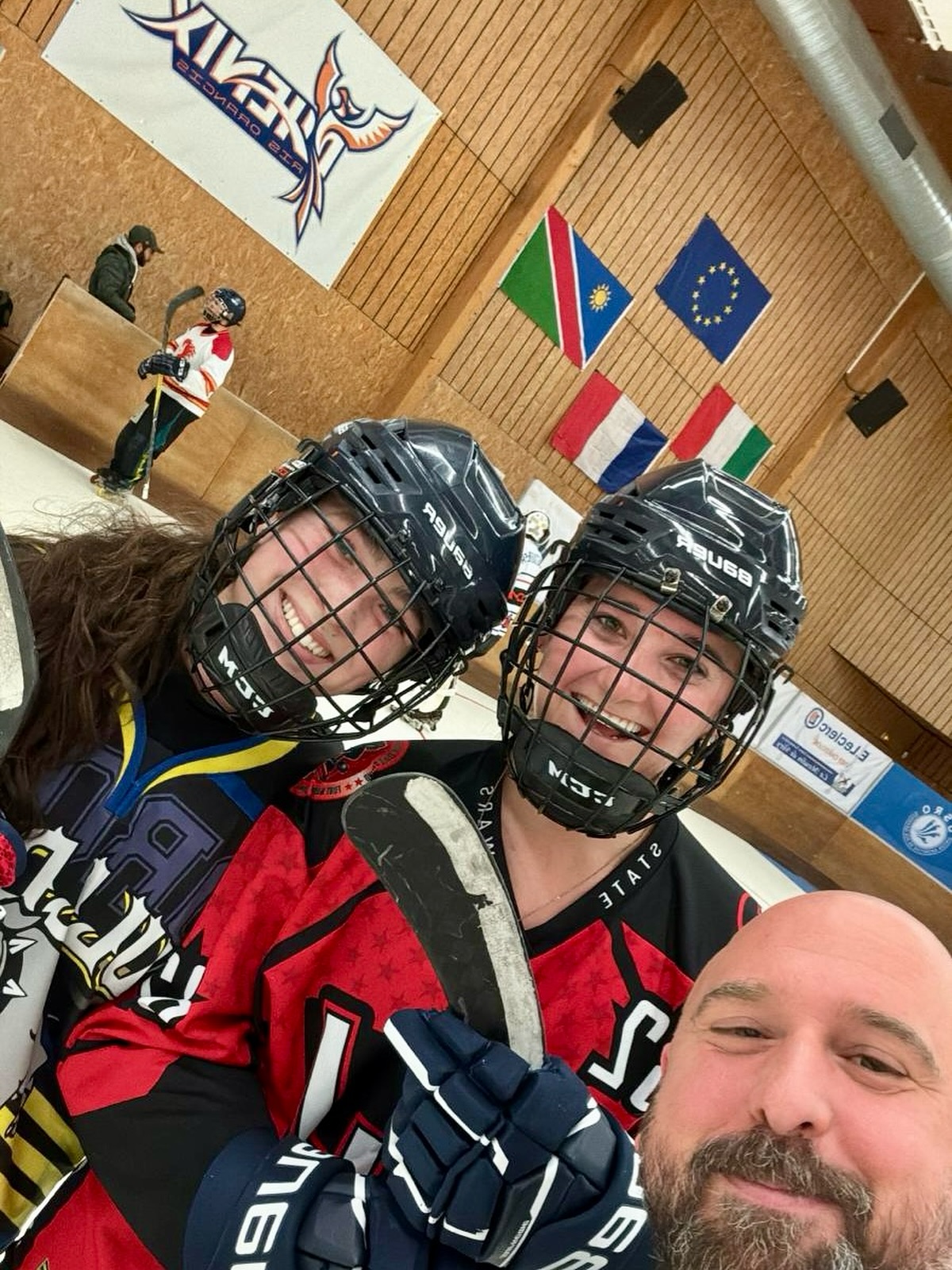 SPOTTED!
Our Suzie at her first practice at Les Phenix yesterday, together with our Christine 🤗
Have the time of your lives, girls! Show them what you’re made of! 🖤🏴☠️
@leighzenecoetzee @christine.rottcher
@usro_lesphenix
Say hi to @jw._.c51 too
#namibiatofrance #ourladies #piratesabroad #coastalpiratesinlinehockey #lesphénix