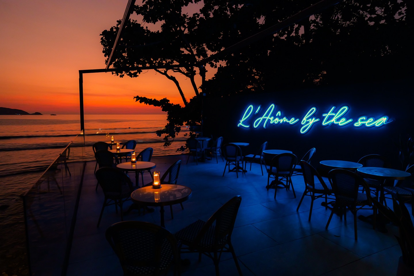 As the sun slips into the Andaman Sea, the terrace awakens.
Candlelight, ocean breeze, and French gastronomy meet in perfect harmony.
This is where evenings slow down—
where flavors are refined, conversations linger,
and the horizon becomes part of the table.
Join us by the sea.
Thursday nights were made for this.
#LaromeByTheSea #SunsetDining #PhuketFineDining #FrenchGastronomy #ThursdayMood #ByTheSea