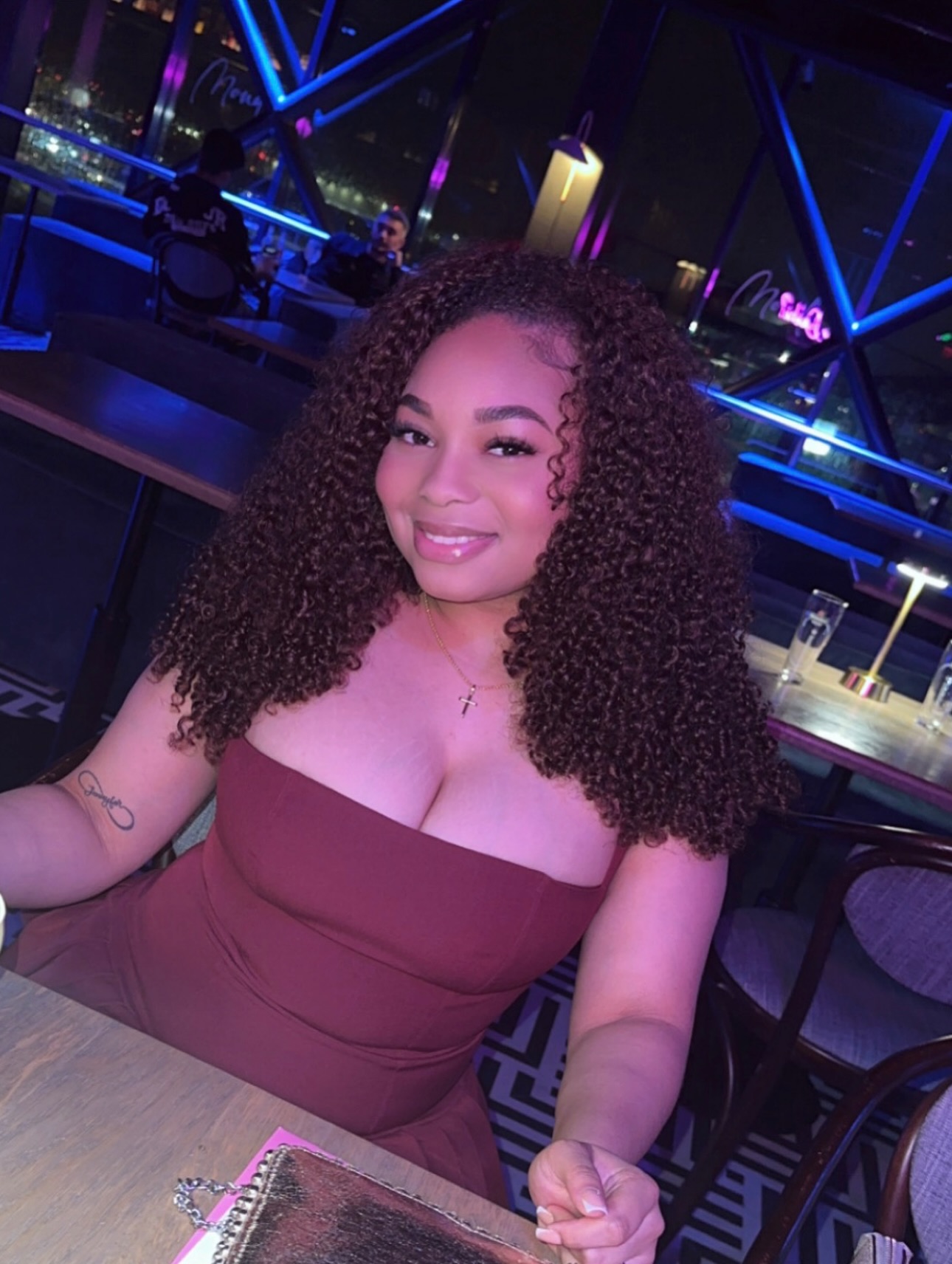 This babe in our Brown Pixie matching her natural hair..🤎
Hairspecs: 3 bundles of 18 inch.
#curlyhair #pixiecurls #burmesecurls #laceaddicted