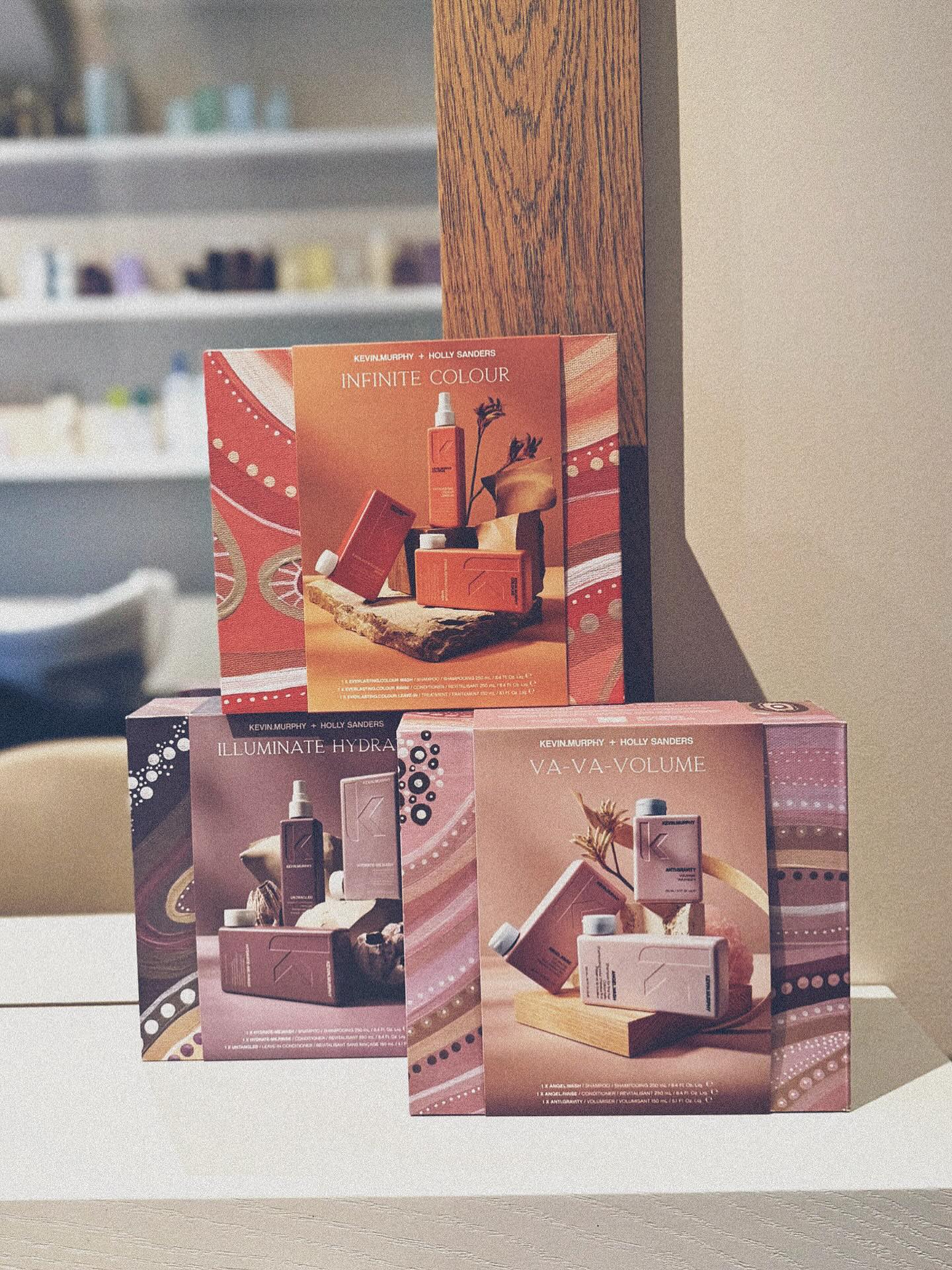 De gezelligste tijd van het jaar komt er weer aan… en dat betekent dat wij ook dit jaar prachtige kerstpakketjes hebben samengesteld voor onder de boom! ✨🎄
💛 Volume Line
Voor iedereen die houdt van luchtig, vol en levendig haar.
🎨 Color Line
Perfect om gekleurd haar te beschermen, te laten stralen en de kleur langer mooi te houden.
💧 Hydrate Line
Voor wie het haar écht wil verwennen met intensieve voeding en glans.
De pakketjes zijn superleuk als cadeau 🎁 — voor jezelf of iemand die je wil verrassen deze kerst.
Wil je er eentje bestellen?
Stuur ons gerust een DM of een WhatsAppje, dan zetten we het pakketje voor je klaar! #kevinmurphy #kmlove #kmhair