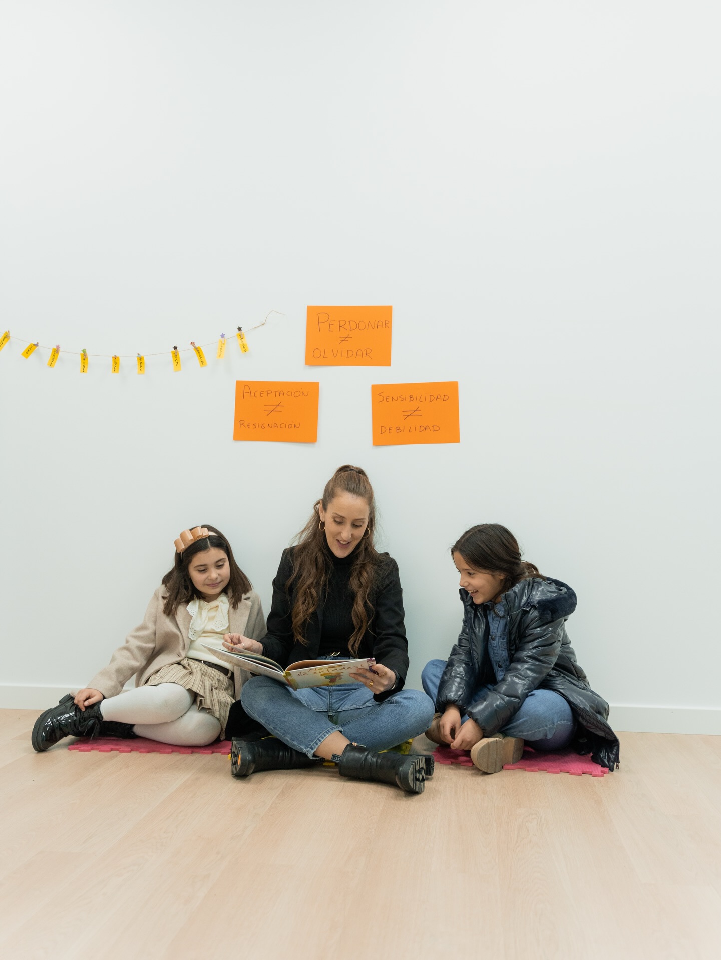 Cuidar la salut emocional des de la infància és clau 💛🧠
La nostra psicòloga treballa amb els més menuts en un entorn segur, proper i de confiança, ajudant-los a expressar emocions, reforçar l’autoestima i desenvolupar habilitats emocionals.
Cada sessió està adaptada a les necessitats de cada nen, utilitzant eines i dinàmiques que faciliten l’aprenentatge emocional d’una manera natural i respectuosa.
Acompanyem els infants i les famílies en el seu creixement emocional 💛
📍 Ens trobaràs a:
• Albocàsser
• Coves de Vinromà
• Alcalà
#PsicologiaInfantil #ClínicaMiquelZaragozà #Albocàsser #CovesDeVinromà #Alcalà