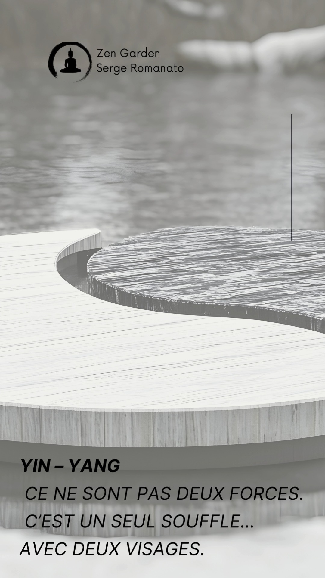 Yin – Yang
Ce ne sont pas deux forces.
C’est un seul souffle… avec deux visages.
Yin, c’est l’ombre.
Le calme.
L’intériorité.
La racine.
Yang, c’est la lumière.
Le mouvement.
L’expression.
L’élan.
L’un sans l’autre se perd.
L’un avec l’autre s’accorde.
Quand le Yin manque → tu t’assèches.
Quand le Yang déborde → tu t’éparpilles.
L’équilibre n’est jamais figé.
Il respire.
Le Yin nourrit.
Le Yang protège.
Et c’est dans leur danse
que la vie trouve son rythme.
Retrouver l’harmonie…
ce n’est pas choisir.
C’est apprendre à écouter
ce que chaque moment demande.