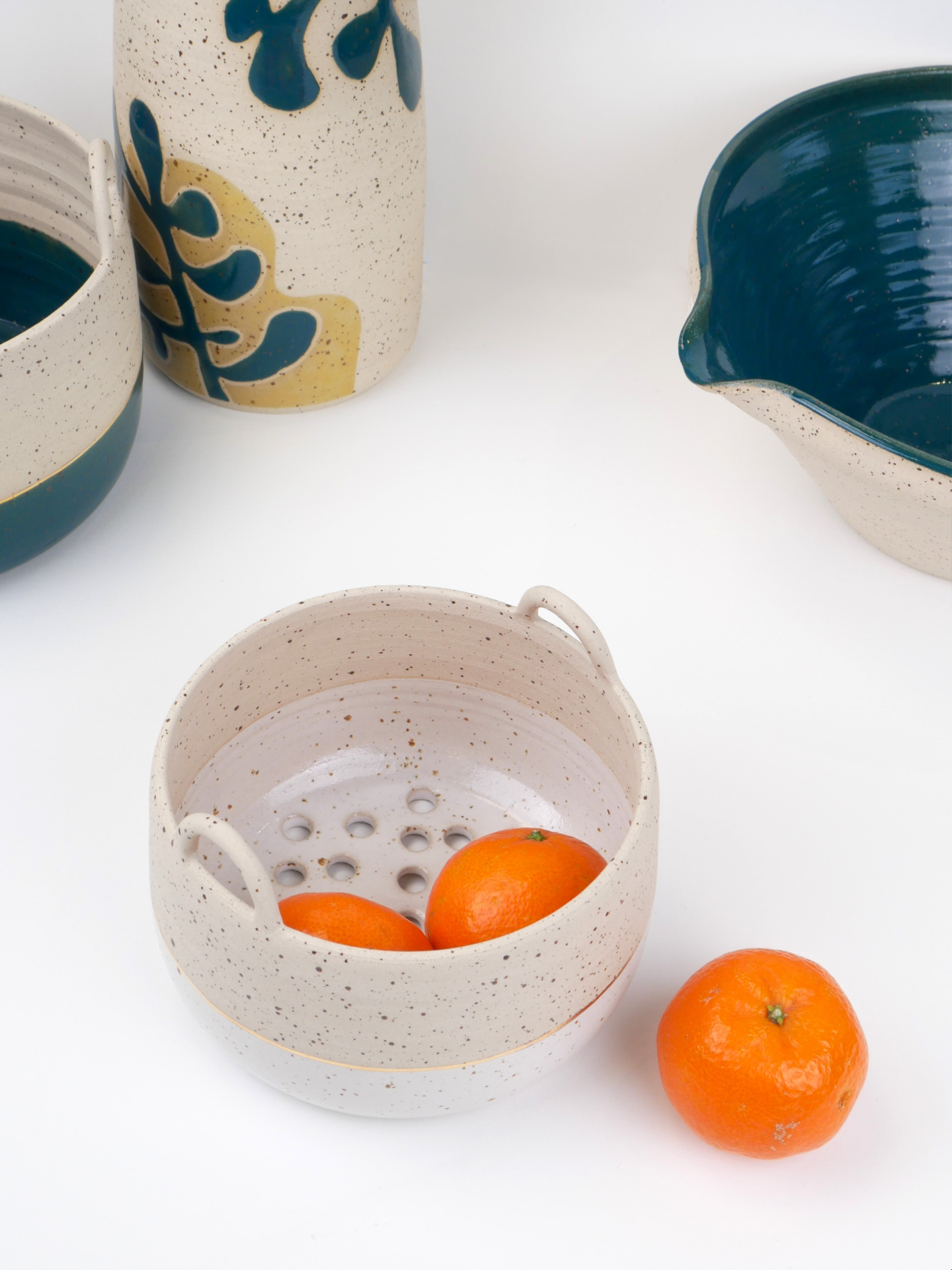 Les petites passoires font leur retour ! Déclinées en 2 tailles et 3 couleurs ✨
#camillebo #ceramique #ceramic #gres #poterie #clay #pottery #deco #decoration #kitchen #cuisine #nature #douceur #or #vaisselle #artisan #artisansdart #artisanat #metierdart #atelier #workshop #craft #potterystudio #emaux #faitmain #handmade #madeinfrance #artisanatfrancais #handcrafted #strainer