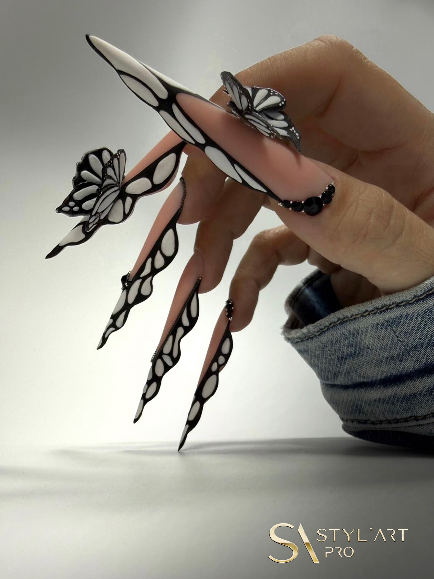 ✨ Aurélie, @unpetitboutdongle notre nouvelle recrue, nous dévoile tout son talent ! ✨
Elle a réalisé cette sublime pose “Butterfly”, conçue exclusivement avec les produits styl’art pro
Un travail d’une finesse incroyable qui met parfaitement en valeur sa créativité et la qualité de nos produits.
💬 Et vous, que pensez-vous de cette pose ?
Dites-le nous en commentaire ! 👇
Produits utilisés :
Gel Smooth Cover Nude
Vsp Ultra Black
Vsp Ultra White