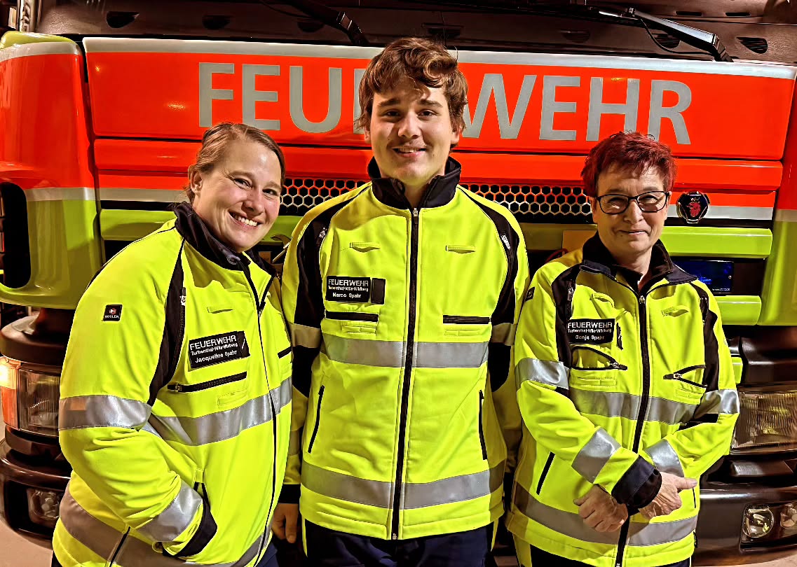 🔥 Drei Generationen – eine Leidenschaft: Feuerwehrdienst! 🔥
Auf dem Bild seht ihr Jacqueline, Marco und Sonja – drei Menschen, die nicht nur eine Familie teilen, sondern auch denselben Einsatz für unsere Gemeinschaft. 💪🚒
Wir sind stolz auf so viel Herz, Tradition und Teamgeist. Vielen Dank für euren Dienst! ❤️👨🚒👩🚒
.
.
.
.
#familie
#generationen
#verbundenheit
#hobby
#feuerwehr