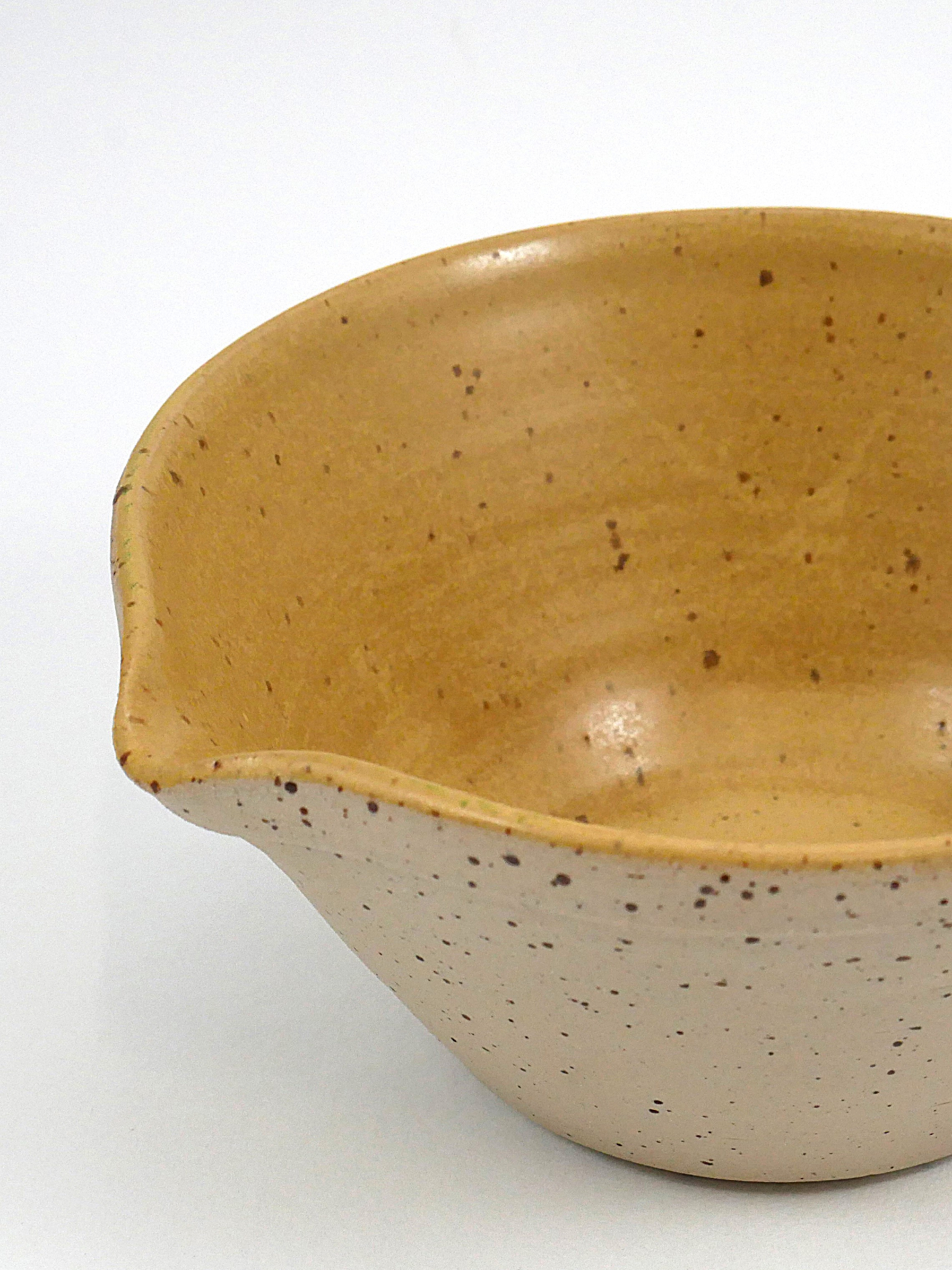 Vous les adorez, et moi aussi ! Entre jatte et saladier, la terrasse fait son petit effet en cuisine 😎 Et il parait que ca se glisse super facilement sous le sapin...
#camillebo #ceramique #ceramic #gres #poterie #clay #pottery #deco #decoration #nature #douceur #vaisselle #artisan #artisansdart #artisanat #metierdart #atelier #workshop #craft #potterystudio #emaux #faitmain #handmade #madeinfrance #artisanatfrancais #handcrafted #kitchen #cuisine #christmas