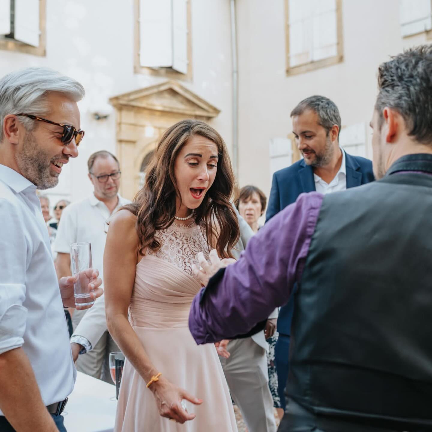 Mon Magicien de Marie en pleine action pendant un mariage. Nos deux métiers se combinent à la perfection.
#Magicien #Mariage #Photographedemariage #closeupmagic #magic #wedding