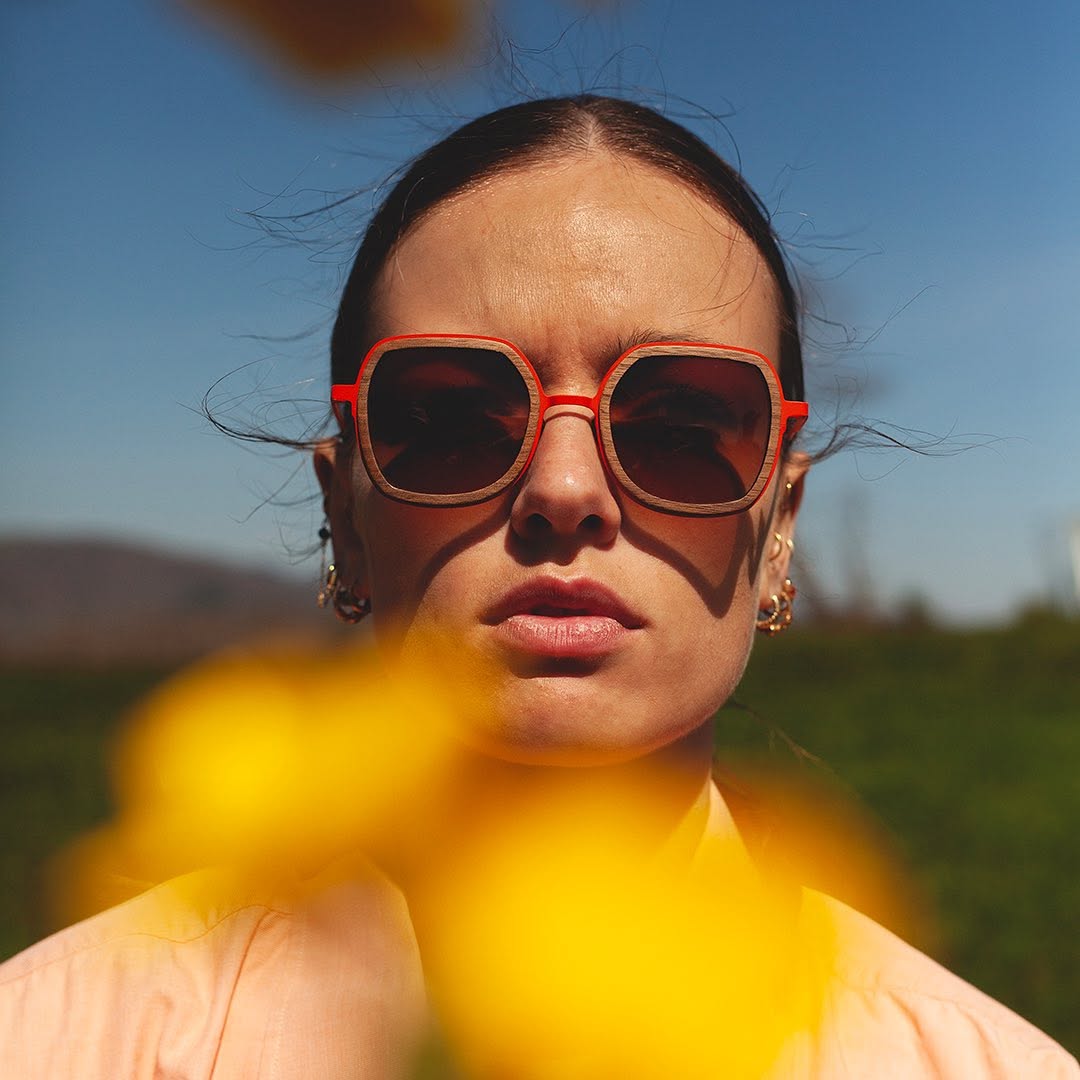Le nouveau modèle Moesa par @ozedcompany ✨
Une forme rectangulaire oversize inspirée des années 70, avec un subtil mélange de bois et métal pour un style intemporel.
Disponible dès maintenant chez votre opticien préféré 🌿🕶
📸 @true_cyel
👱🏻♀️ @justincreible_
#lunettesenbois #lunettesdesoleil #independenteyewear #solaire #styleintemporel #modeethique #accessoiresdurables