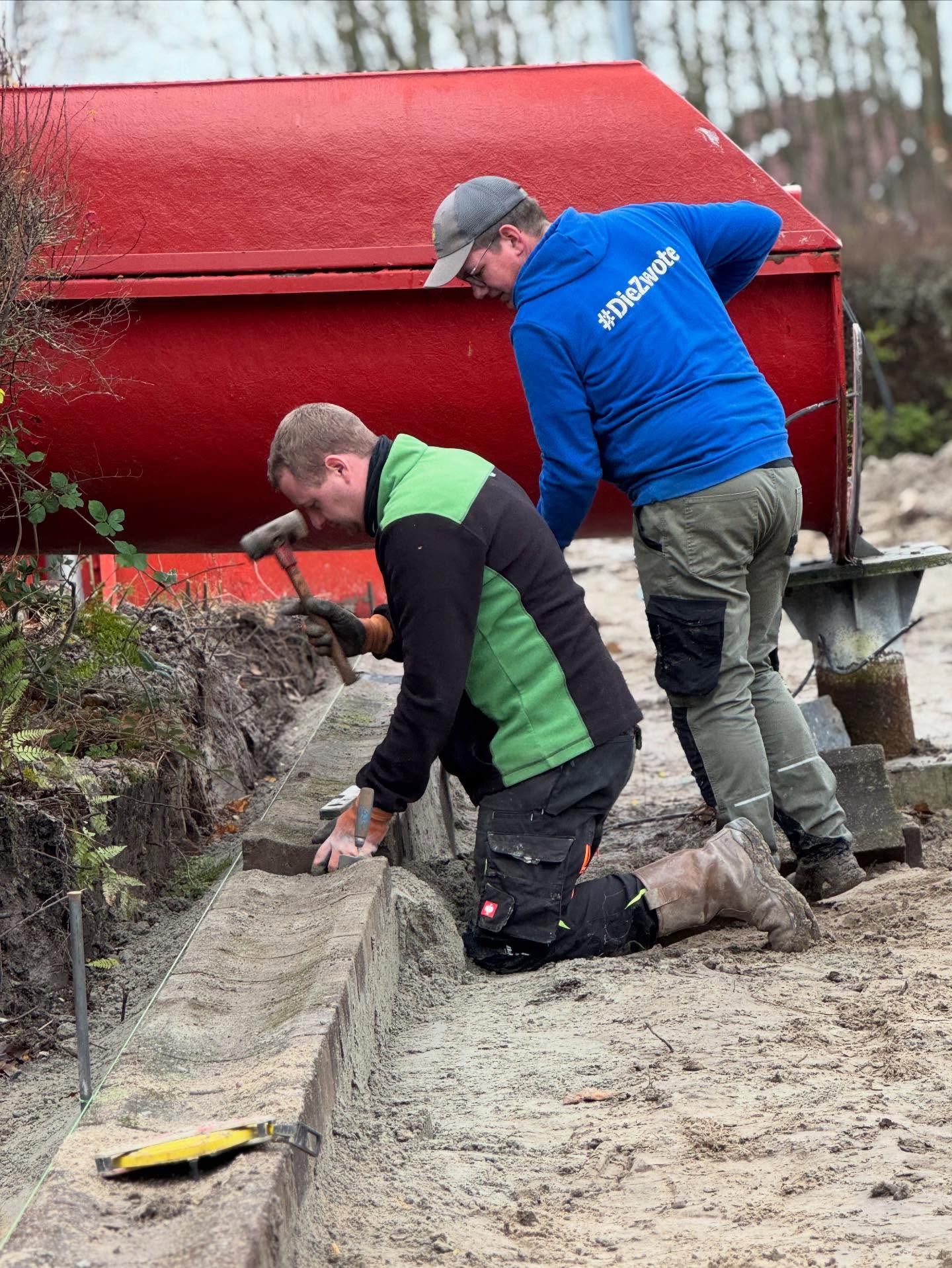 🧱🔨 Saubere Arbeit – starkes Team!
Ob Regen, Wind oder kalte Temperaturen: Wenn das Ergebnis stimmt, lohnt sich jeder Handgriff.
#saathoff #saathoffgalabau #tiefbau #tiefbauarbeiten #teamwork #baustelle #bauprojekt #draußen #handwerkistzukunft #handwerksqualität