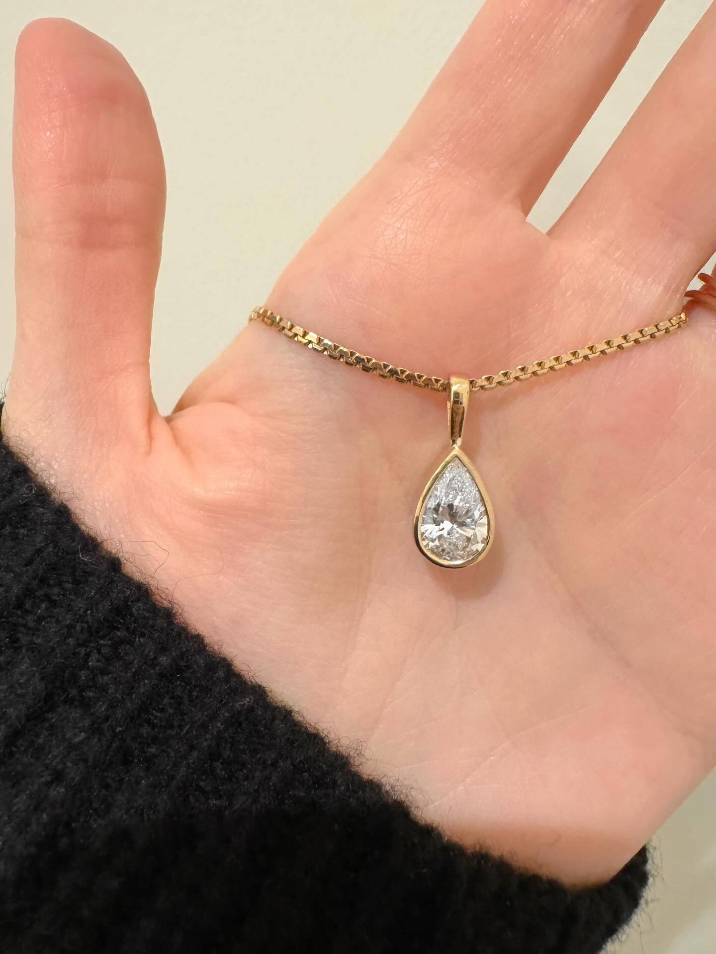 Bezelled pear pendant in yellow gold picked up this week 🍐