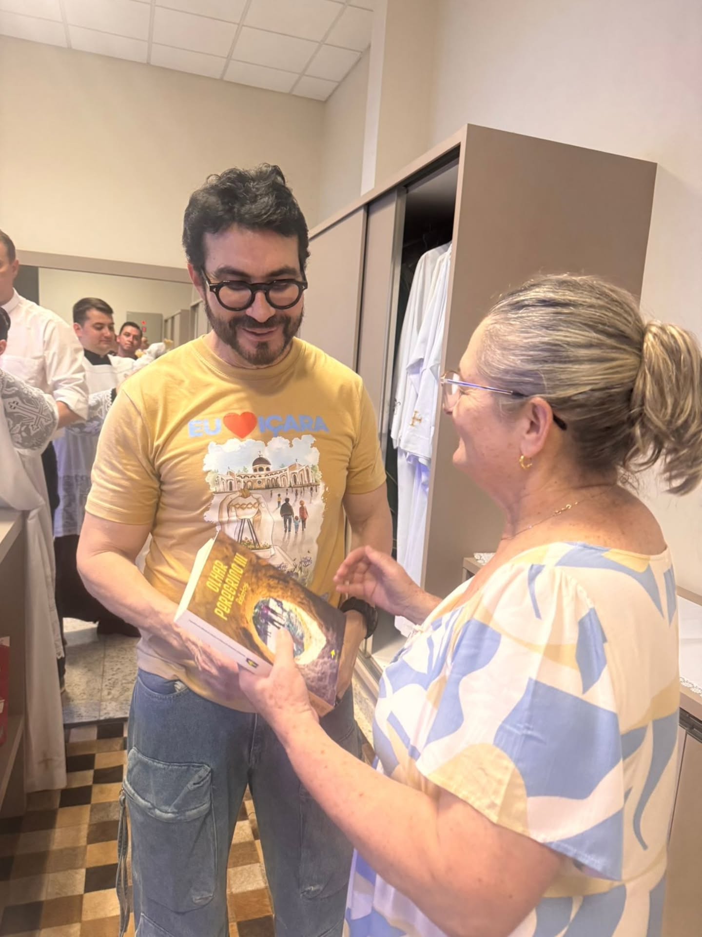 Foi entregue no dia 14/12/2025, pela sócia da ACACSC Anie Juçara Fabris Casagrande, um exemplar do livro Olhar Peregrino III, para o Padre Fábio de Melo, na Basílica Santuário Sagrado Coração Misericordioso de Jesus, em Içara/SC.