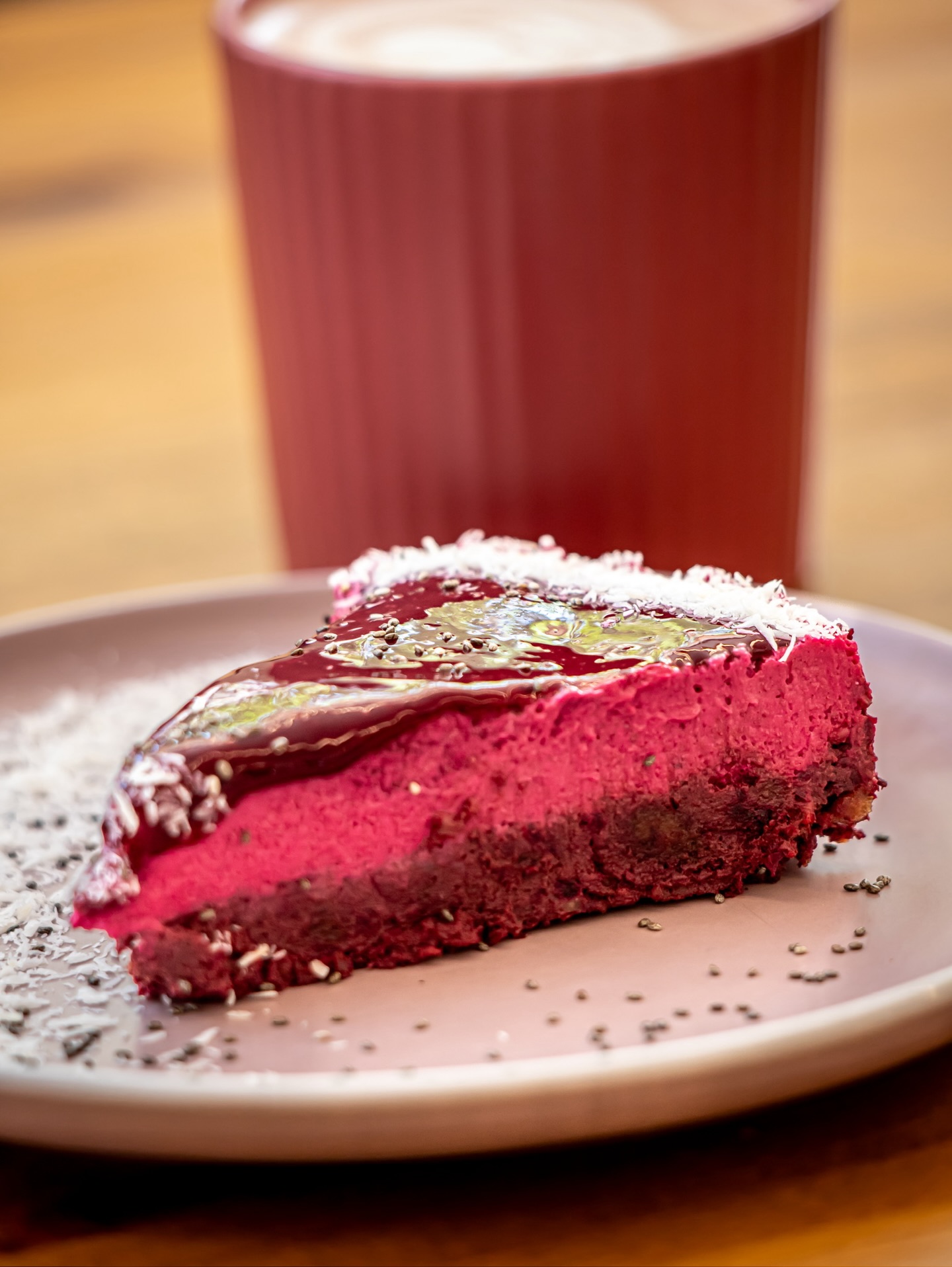 Red Velvet Cheesecake (pero versión MAYBEAN) ❤️
Tarta crudivegana gluten free, con base de nueces, dátiles y cacao puro.
Relleno cremoso de nata de coco, anacardo, agave y remolacha.
Y el final perfecto: un coulis de frutos rojos que la vuelve aún más irresistible.
Ligera, natural y tan rica que no vas a creer que es saludable. 🍰✨
#MAYBEAN #RedVelvetCheesecake #VeganDessert