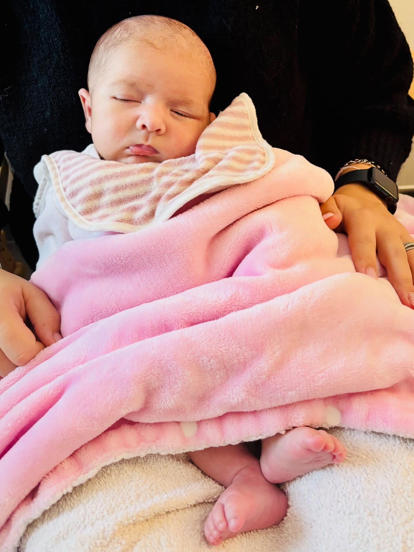 Comment se passe une séance de réflexologie bébé?✨
Le parent est pleinement présent, acteur de la séance, pour que le bébé se sente en sécurité, contenu, rassuré.
Ici, rien n’est imposé.
On avance au rythme du bébé, tranquillement, en respectant ses signaux, ses besoins, ses temps de pause.
Parfois on masse, parfois on observe, parfois on s’arrête...
La réflexologie devient alors un temps de lien, d’échanges et de confiance.
Le toucher est doux, expliqué, toujours proposé.
C’est dans cette sécurité affective que le bébé peut se détendre, relâcher les tensions et se laisser aller.
Ces séances sont aussi un moment précieux pour le parent : comprendre son enfant, apprendre à le toucher avec confiance, renforcer le lien et repartir avec des gestes simples à refaire à la maison.
🌿 Prendre le temps, créer la sécurité, accompagner avec douceur.
#reflexologieplantairebebe #reflexologiebebe #bienetrebebe #parentalite #accompagnementperinatal #reflexologiemarseille #marseilleparents #cotebleue #bienetreparentbebe #soutienaparentalite