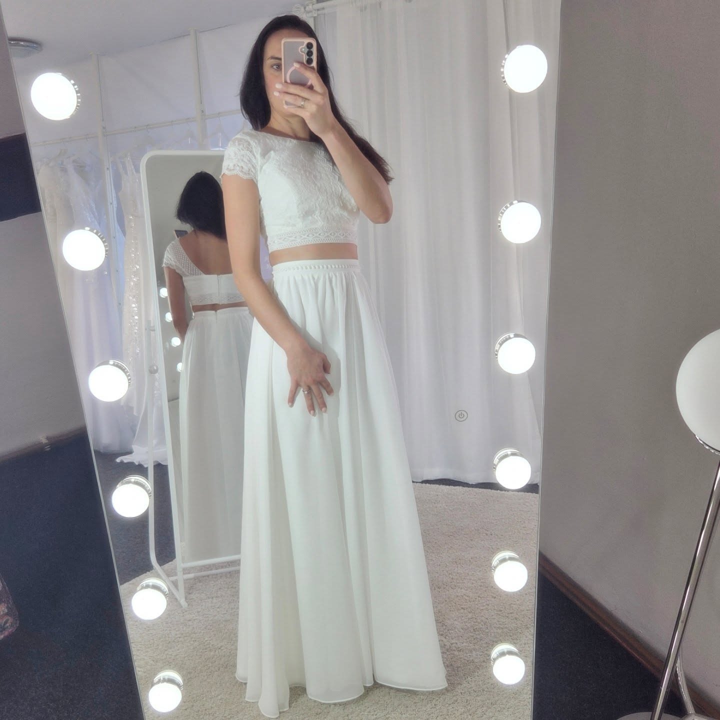 💍 Svatební šaty Freya – boho něha pro nevěstu, která miluje volnost a přírodu!
Hledáte šaty, které jsou jako stvořené pro venkovní svatbu, lesní obřad nebo romantiku pod širým nebem? 🌿
Model Freya v dvoudílném provedení spojuje jemnou krajku s lehce splývavou sukní. Krátké rukávky, krajkový pruh v pase a volná sukně dodají vaší postavě šmrnc i ženskou něžnost. 💖
✨ Cena: 8 900 Kč
✨ Rezervace a více info: primasaty.cz
Vyberte si šaty, ve kterých zazáříte svou lehkostí a boho duší. 🌼