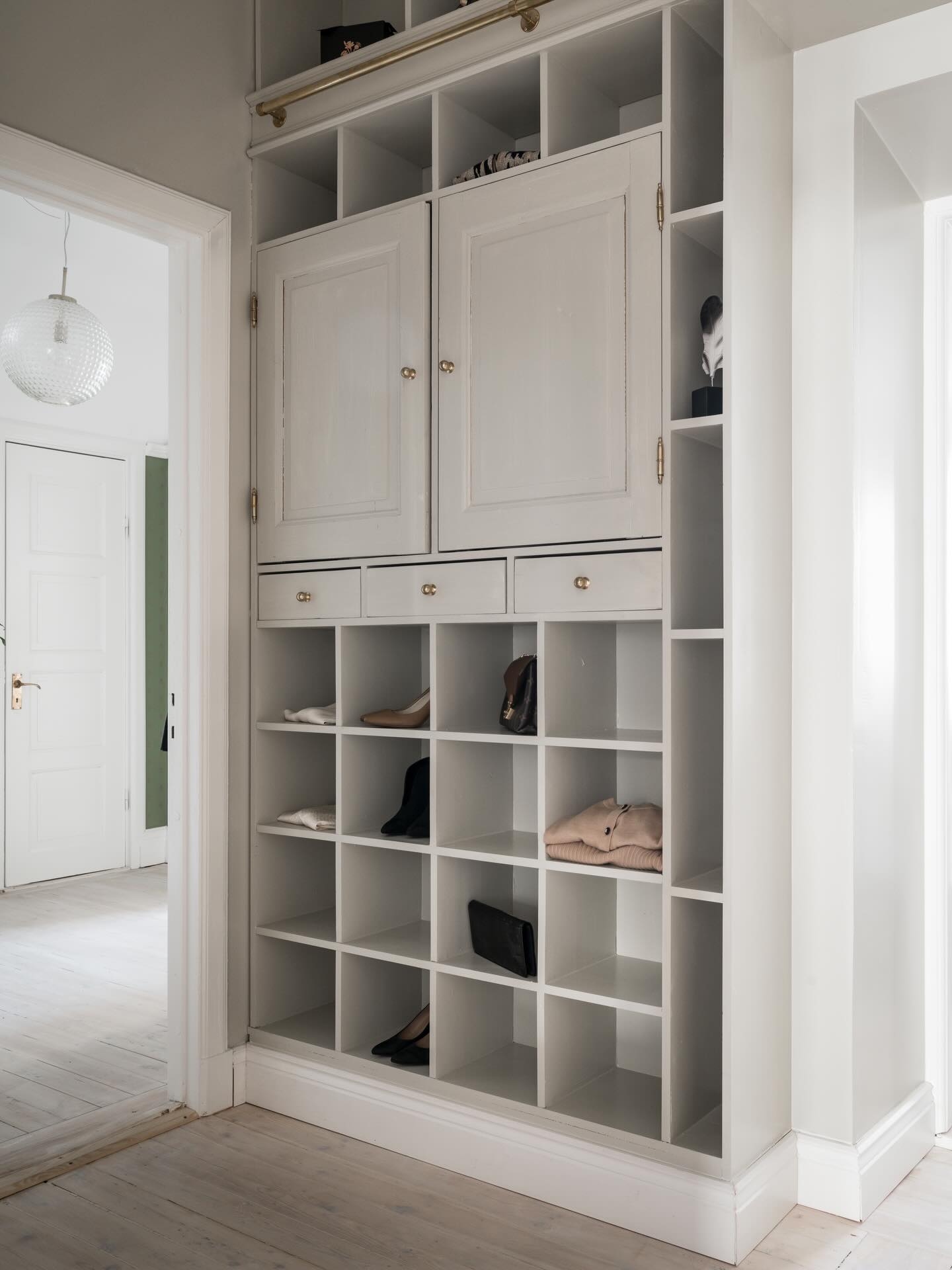 Ny vecka - lets do this 🤗🖥️☕️
Tips för att inreda ett outnyttjat utrymme. Här inredde vi en gammal serveringsgångs som en walk in closet. Vi återanvände de gamla köksluckorna och fick till värdefull extra förvaring i anslutning till entrén.
#inredningsdesigner #sekelskifte #gamlahus #inredningshjälp #renoveringsprojekt #walkincloset #inredare #sekelskifteshus #renoveragamlahus