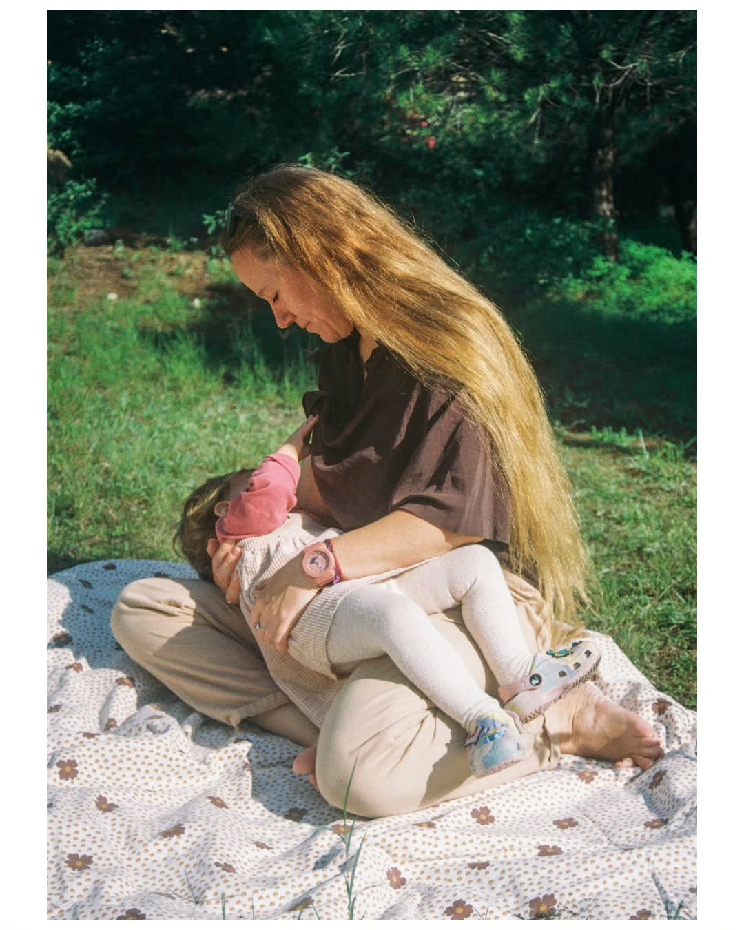 Reto conseguido, una sesión de foto sólo en analógico. Admito que no estuve tranquila hasta ayer, cuando recibí los carretes revelados. Siempre te quedas con la duda, se estará enrollando bien el carrete? estaré midiendo bien la luz? estará el enfoque correcto? Pero no puedo estar más contenta del resultado, de 76 reveladas, me quede con 56 ✨️
Bueno, y ya no hablamos de la magia de estos tonos, de la luz tan suave a pesar de haber trabajado a mediodía con luz dura, y por supuesto de esta familia tan bonita que confío en mí, a pesar del reto que suponía para todos. Gracias @anzyangels, tu familia y tus niñas me conquistaron desde el primer momento 💕
Pronto esté formato de sesión estará disponible en mi web, pero mientras si quieres recibir mas información de como funciona, no dudes en escribirme 💌
📸 Nikon F65
🎞 Kodak Gold - Kodak ColorPlus
🎞 revelado @visualkorner
.
.
.
.
.
.
.
.
.
.
.
.
#annelaurephotography
#fotografialifestyledefamilia
#ilovemyjob
#fotografiadefamília
#fotografialifestyle
#sesiondefamilia
#fotografiainfantil
#fotografialifestyle
#lifestylefamilyphotography
#almuñecar
#nerja
#costatropical
#documentaryfamilyphotography
#malagaspain
#documentaryfamilyphotographer
#feelingmotherhood
#heartfulmagazine
@heartfulmagazine
@famfeatures