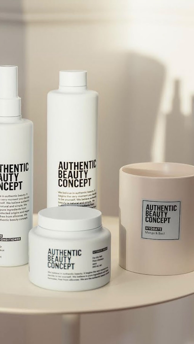 Vrijdag Tip ✨
Hydrate Lotion Authentic Beauty Concept
Een lightweight leave-in die dorstig haar direct hydrateert, verzacht en beschermt. Deze lotion voedt het haar met een mix van natuurlijke extracten en zorgt voor controle, glans en pluisreductie ideaal voor dagelijkse styling en föhnwerk.
Wat zit erin?
• Mango extract intens hydraterend en verzachtend
• Basilicum extract rijk aan antioxidanten, ondersteunt de haarvezel
• Plant-based moisturizers helpen vocht vasthouden zonder te verzwaren
• Vegan formule vrij van siliconen, sulfaten, parabenen en kunstmatige kleurstoffen
Wat doet het?
• Hydrateert droog haar direct
• Temt pluis en maakt het haar soepel
• Definieert waves/curls zonder crunch
• Geeft een natuurlijke, zachte glans
• Biedt hittebescherming bij föhnen
• Vergemakkelijkt doorkambaarheid
Hoe gebruik je het?
Breng een kleine hoeveelheid aan op handdoekdroog haar, verdeel gelijkmatig van lengtes tot punten en style zoals gewenst. Perfect als basis vóór het föhnen.
#salonpalmav #palmav #authenticbeautyconcept #hydratecollection #haircaretip #vrijdagtip #veganhaircare #blowdryprotection