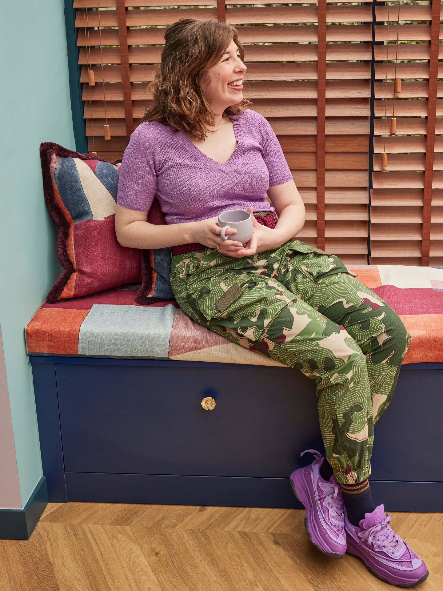 Een deel van de week heb ik nog een andere baan, op het gebied van privacy. En hoewel ik het daar naar mijn zin heb, heb ik de switch naar interieurstyling ingezet. Waarom? Privacy vind ik een basisrecht en daar maak ik me graag sterk voor, maar interieurstyling is voor mij van een andere orde.
Daar ben ik gepassioneerd over. Het maakt me blij en ik ben er dagelijks mee bezig. Ik ben een introvert die houdt van een knus en mooi thuis. En ik ben ervan overtuigd dat dat iedereen goed zou doen.
Ik kan me heel goed vinden in een artikel dat @tessa_den_otter onlangs deelde. Zij schreef over 'waarom schoonheid geen luxe is, maar een basisbehoefte die ons vormt. (...) Mensen die in esthetisch aantrekkelijke omgevingen leven of werken, vertonen niet alleen minder stress en angst, maar ook verhoogde creativiteit, betere concentratie en een sterker gevoel van eigenwaarde'. I'm here for it!
Fotografie @anoukmoerman_
#interieurstylist #interieurstyling #esthetiek