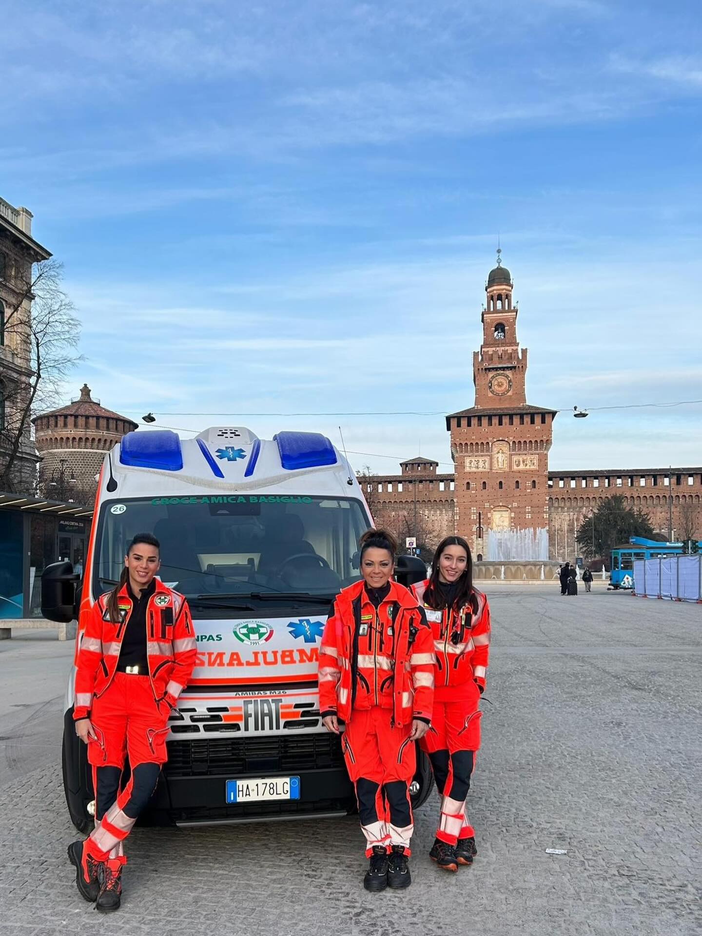 Questa mattina alle 8:00 ha preso il via anche la nuova convenzione H8/lun di Piazza Cairoli, Milano. 🚑
Oggi, per la prima volta, ben quattro equipaggi sono contemporaneamente impegnati nel servizio di emergenza-urgenza 112.
Un risultato che testimonia la costante crescita di Croce Amica Basiglio e valorizza l’impegno di chi, da 35 anni, lavora ogni giorno per garantire al territorio un servizio sempre più solido ed efficace. 🧡