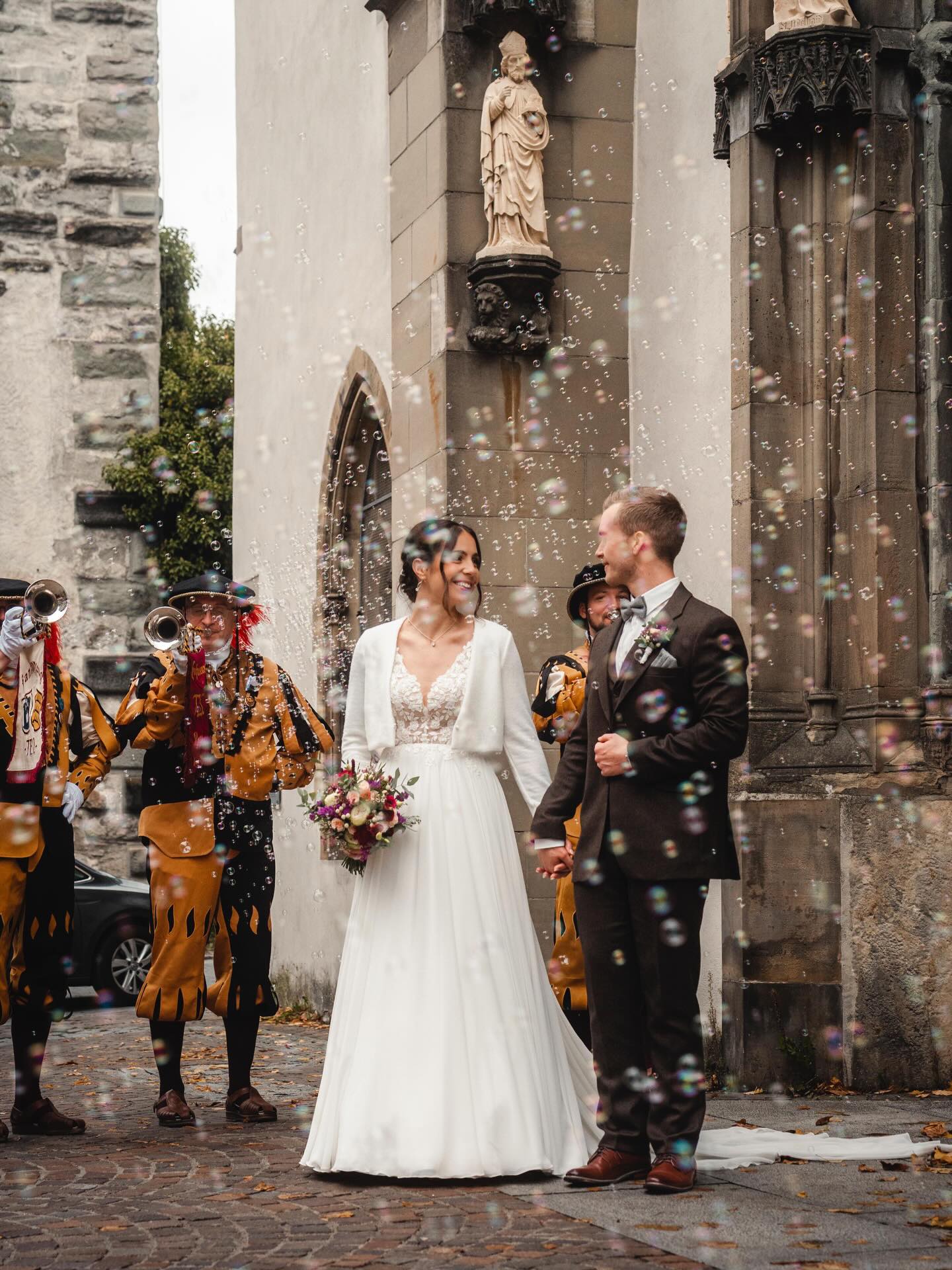 A Good day to remember! Unser Marschtrommler @d.mussot hat Nägel mit Köpfen gemacht 😎
Wir gratulieren @d.mussot und @j.mussot zur Hochzeit und bedanken uns, dass wir an diesem wundervollen Tag Teil haben durften 💛🖤
.
.
.
#fztell #wedding #yes #forever #highligth