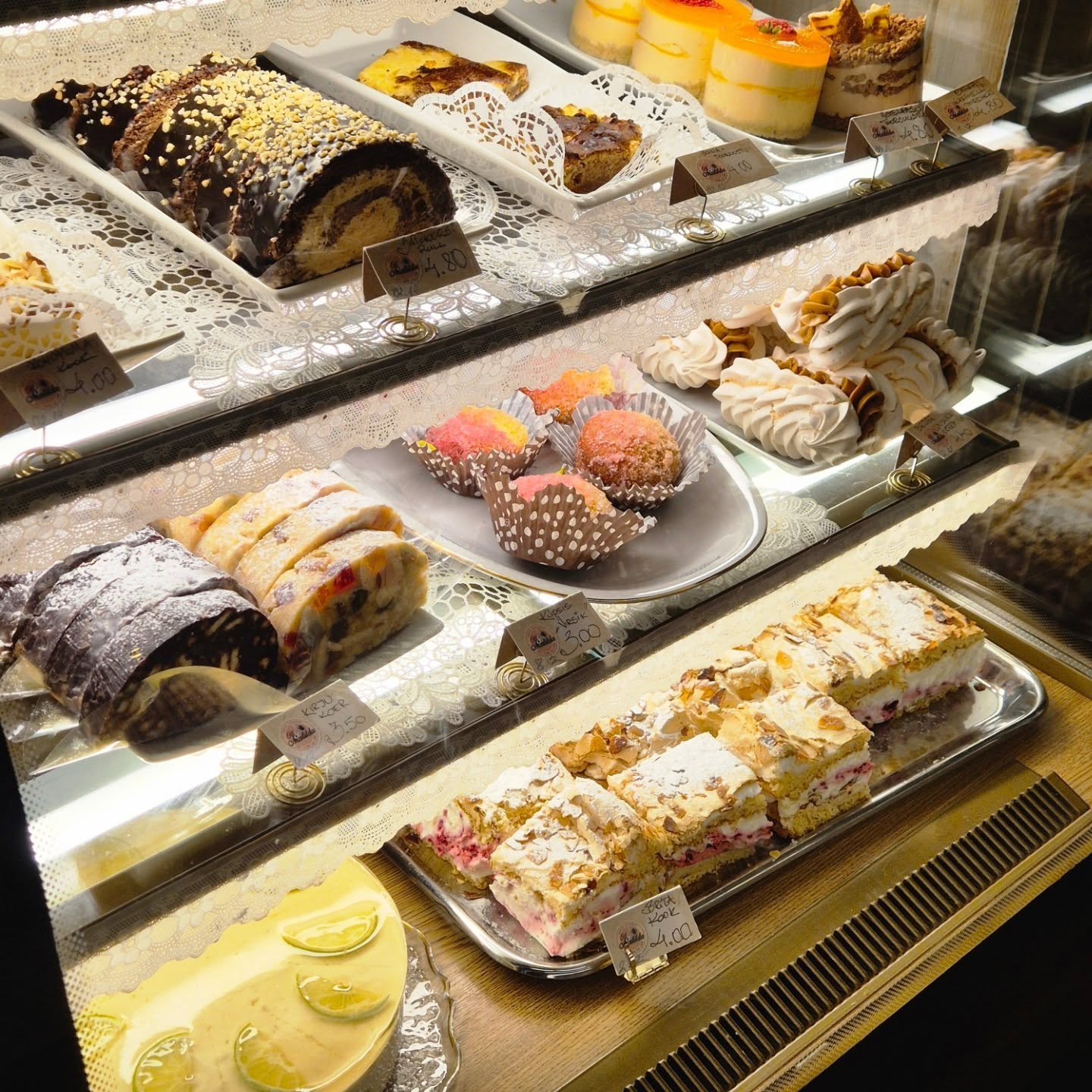 KALLIS RAHVAS!
Meil on enne puhkust vitriinitühjendus ja see tähendab, et kõik tooted on -50%.
Tule aita vitriin ilusasti tühjaks süüa, sest me ei taha koogikesi puhkusele kaasa pakkida ja ausalt öeldes on küla parim küpsetis ikka see, mille saab poole hinnaga kätte.
Soovime sulle rahulikku, maitsvat ja valgusküllast adventi!
Kui näed tee peal päkapikku, võid talle ka sosistada, et meil on -50% — ega temalgi midagi hea koogi vastu ole.
Oleme avatud täna 20.00 ootame teid!
Ott&Matilda-Laulasmaa Kohvik