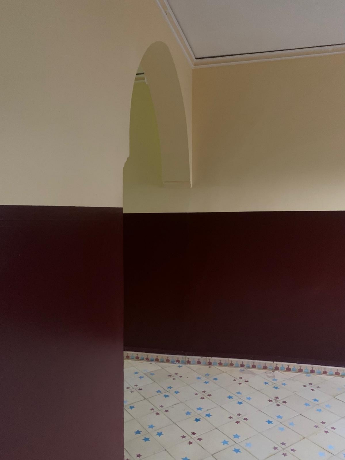 בואו נדבר על צבע בחללי פנים:
תסתכלו על השילוב הצבעוני שכולו מתחיל מאריחי הריצוף והדוגמא שבהם.
חלוקת הקיר לשניים שחלק תחתון בסגול חציל ואילו הגוון מעליו בהיר וקרוב לגוון הרצפה.
איזו הרמוניה מיוחדת נוצרה מעצם התעוזה והשימוש בצבעים.
השראות לצורה וצבע מרחיבים את הלב והמחשבה.
#liatdvirotemdesign
#eclecticdesign
#tilesdesign
#tilestyle
#designinspiration