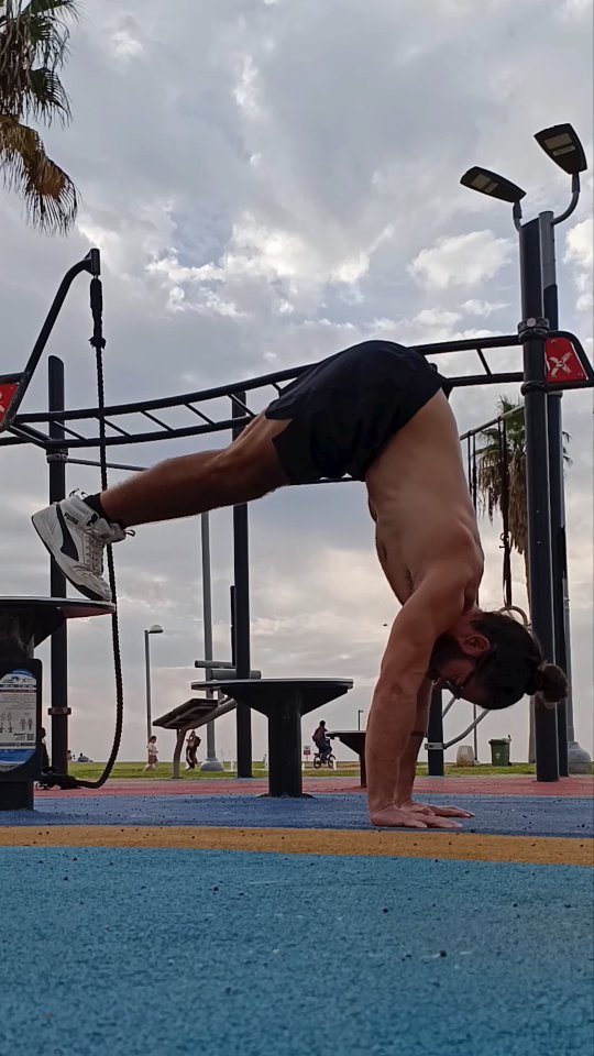 Strength without flexibility is limited.
Flexibility without strength is unstable.
Train both 💪🧘
#calisthenics #bodyweight #yoga #headstand #handstand #pushups #strength #flexibility