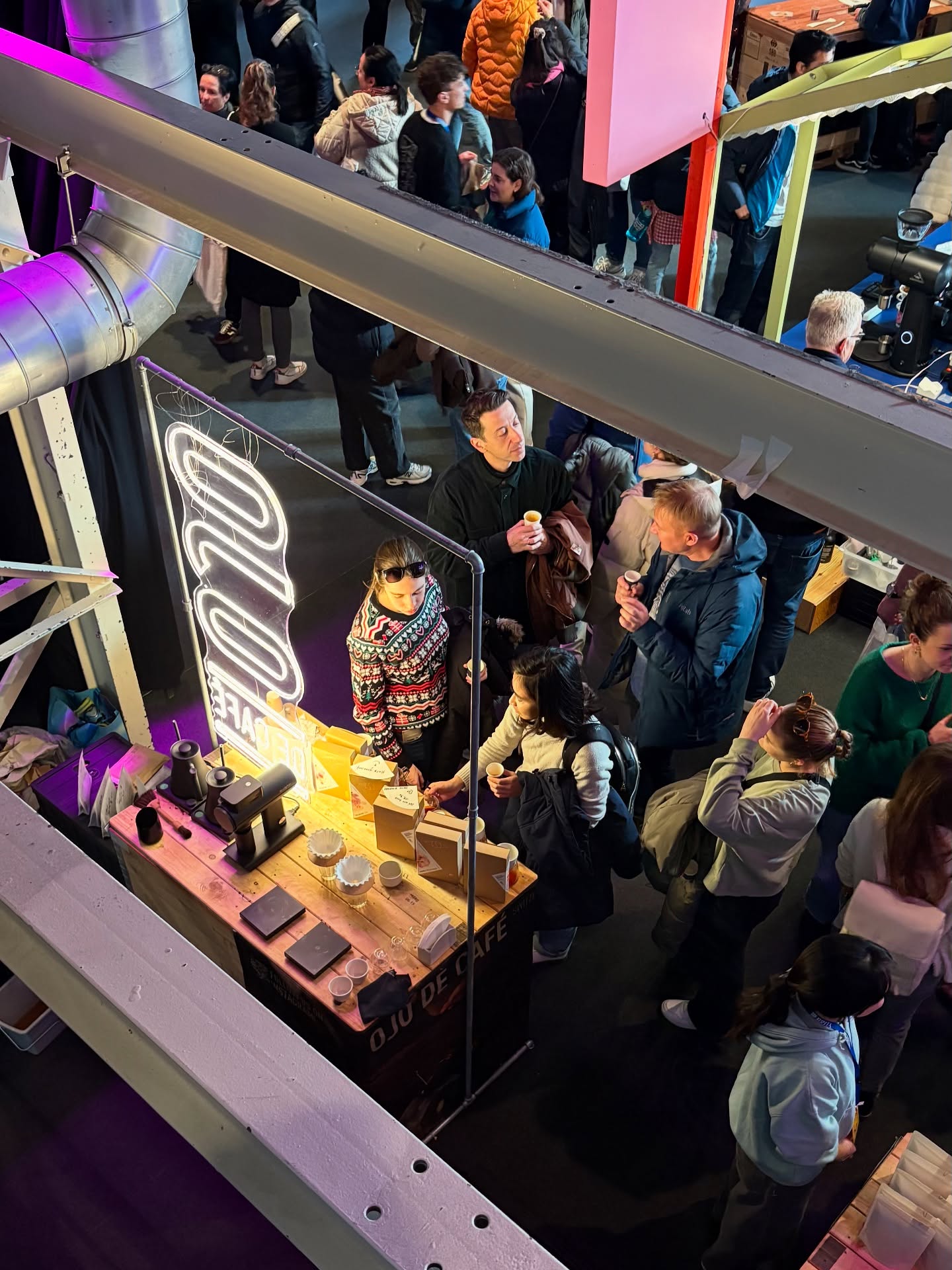 This was the most beautiful Swiss Coffee Festival ever! We welcomed so many of you coffee lovers at our booth to taste and buy our coffees. And to be honest, we were all blown away – by Sunday we were almost sold out! 🥰
For those who couldn’t grab a pack: with the code COFFEELOVER you’ll get 20% off all products in our online shop and showroom until Sunday. Subscriptions excluded. 🎄🎁
To have such a high-quality product in the cup, it takes a long journey that begins with our respected producers. Thank you so much, Graciano – for this incredible Catuai from Panama @hiucoffeefarms ; Alejo – for the delicate Geisha and SL28 from Costa Rica @volcan.azul ; and Verena – for the subtil Typica Mejorado from Ecuador @fincamaputo ❤️
Thanks to our roasters, Cristian and Reto, for finding the sweet spot in every roast. A special thank you to the champ @niklas_casado for brewing the coffees so perfectly throughout the event 🧡
Hands up for @oatly who let us create cappuccino with our Velvet Espresso and the signature Strawberry Cloud with our Decaf 🩵
Last but not least, huge thanks to the dedicated board of @sca_switzerland for organizing such a professional event and competitions for everyone who loves and lives coffee. 💛