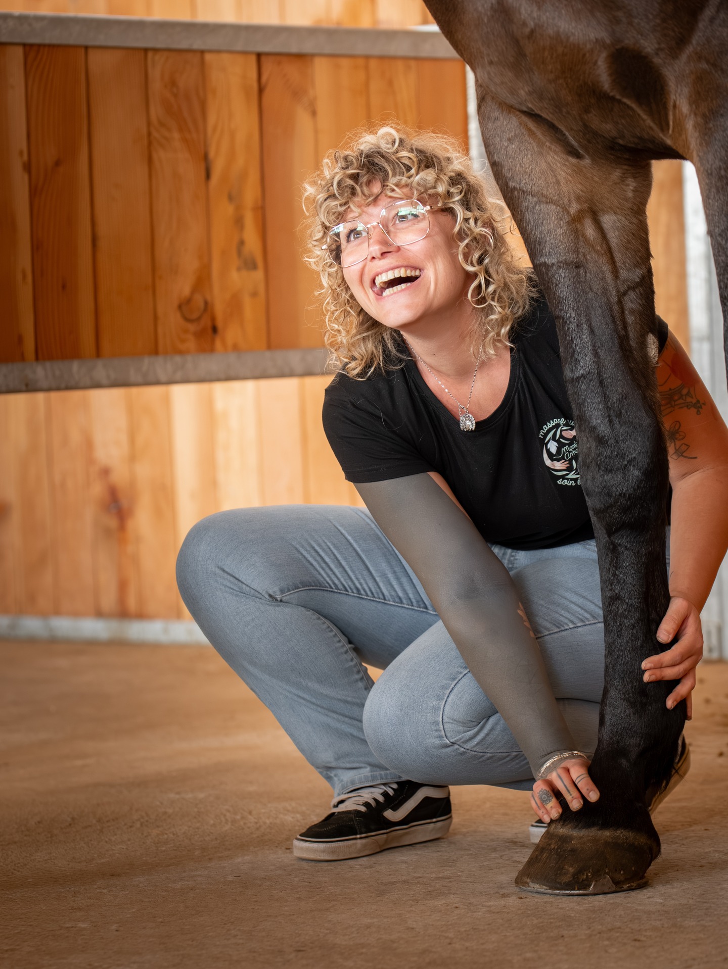 Votre métier mérite d’être vu, compris et reconnu.
Dans chaque geste, chaque détail, il y a toute votre expertise… et c’est exactement ce que j’adore capturer.
En plein travail avec ce cheval, on voit la passion qui brille, la précision du mouvement, l’humain derrière la profession. C’est ça, une vraie mise en avant d’activité : montrer la réalité, celle qui donne confiance à vos futurs clients.
📸 Je propose des séances photo dédiées aux pros qui veulent :
• se démarquer,
• humaniser leur communication,
• avoir des images fortes et naturelles,
• raconter leur métier sans avoir besoin de mots.
✨ Vous êtes votre meilleur outil je m’occupe de le mettre en lumière.
Prêt(e) à montrer ce que vous faites de mieux ?
👉 Mes DM sont ouverts.
#photographepro #photographeentreprise #personalbranding #metierpassion #portraitprofessionnel #shootingpro #miseenavant #entrepreneuse #artisanat #montrerletontravail #photographeequestre #chevaux #metiersducheval #communicationvisuelle #contenucreator #shootingentreprise #imageprofessionnelle