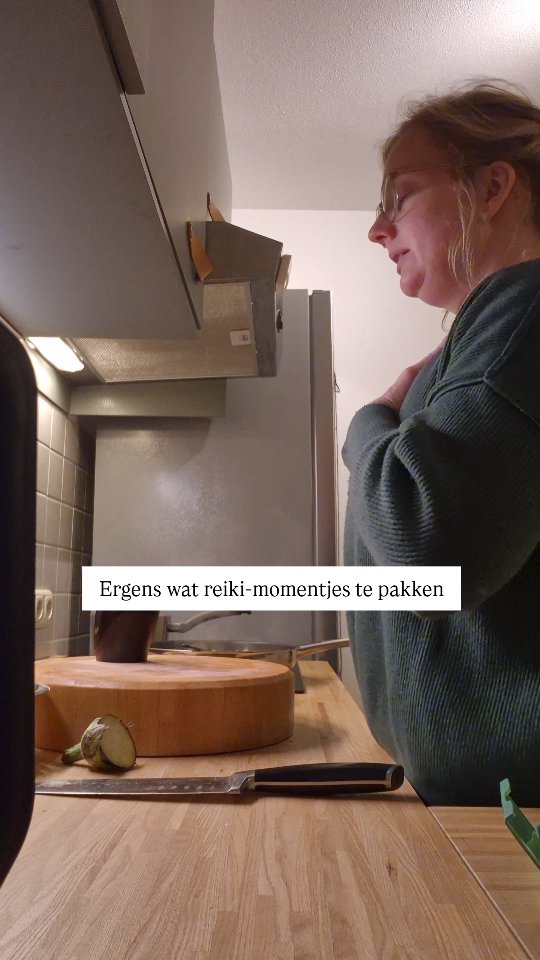 Als je geen tijd hebt voor een zelfbehandeling... wordt elke plek opeens een mini reiki-moment 😅
Zeker in deze hectische periode waarin er veel gebeurt en het lontje van de kinderen én mij nogal kort is. 🤯
En vaak is dit al even genoeg. Zorgt het dat ik terugkom bij mezelf. En rustiger reageer dan ik anders zou doen.
Het hoeft niet altijd perfect... Met kaarsjes, een muziekje en een half uur waarin je niet gestoord wordt.
Soms is zo'n mini-moment het enige haalbare.
En is dat in zo'n geval al genoeg 🩷
Daarom maakte ik de gratis miniserie Elke dag Reiki. Zo kan ook jij elke dag de fijne energie van reiki ervaren, óók al ben je retedruk 👏🏻
Reageer met "MINISERIE" om hem gratis te ontvangen