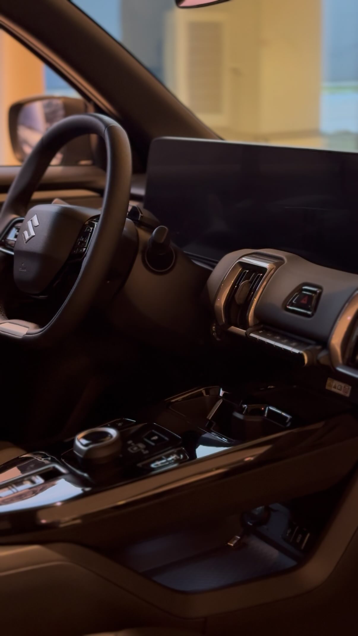 ENDELIG er den her!
Vi har gleden av å vise dere nye Suzuki e-Vitara! SUV, firehjulstrekker og komfort for under 350.000 kr - her snakker vi mye bil for pengene!😍 Hvis du vil prøvekjøre denne bilen så står demobilen klar for prøvekjøring hos oss 🚗
#suzuki #elbil #skien #bilforhandler #evitara