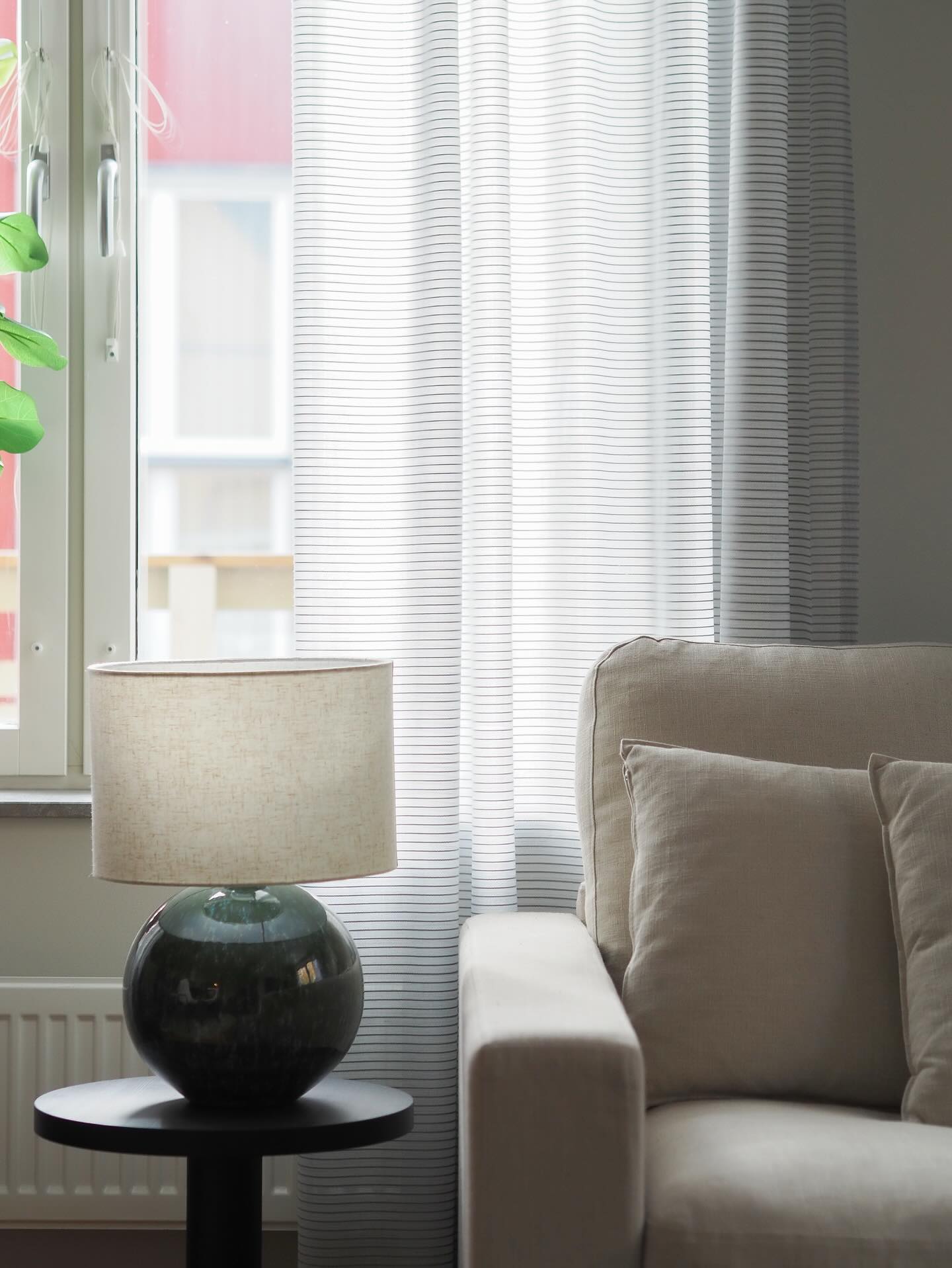 Till dig som vill inreda hemma – känner du igen dig?
▫️Du har sparat inspirationsbilder i månader.
▫️Du har scrollat sent på kvällarna i jakten på den perfekta soffan.
▫️Har massor av idéer, men helheten är svår att få grepp om.
▫️Du letar efter rätt väggkulör, men vet inte riktigt hur du ska tänka.
▫️Du gör ett spontant köp – något du sett på bild, som kanske till och med är på rea. Väl hemma inser du att det inte alls passar dig eller ditt hem.
Och någonstans där börjar osäkerheten smyga sig på.
Du är ju mån om att ditt hem ska bli personligt och kännas som du, genomtänkt i varje rum, funktionellt och hållbart över tid och vackert. Du vill helst också klara av att inreda hemmet utan stress och att det inte ska ta för mycket tid från annat.
Därför kan det vara värdefullt att ställa dig själv några ärliga frågor:
▪️Har jag avsatt den tid som krävs för att hitta rätt lösningar för min vision?
▪️Vill jag att mitt hem ska likna ett kataloguppslag – eller vara unikt, personligt och långsiktigt?
▪️Vad gör det med min ekonomi om jag fortsätter göra val som inte hänger ihop?
▪️Har jag en tydlig deadline – och vad händer om ett beslut, som till exempel en väggfärg, blir fel?
▪️Hur känns det om jag investerar mycket, men ändå inte får den där helhetskänslan?
▪️Ser jag helheten eller fastnar jag i enskilda detaljer?
▪️Har jag lätt att ta beslut – eller tvekar jag ofta och så kommer jag ingenstans?
Att anlita en inredningsdesigner handlar sällan om att lämna ifrån sig kontrollen.
Det handlar om trygghet, struktur och riktning.
Jag hjälper dig att sortera, prioritera och fatta beslut som håller över tid.
Jag hjälper dig att skapa ett hem med omsorg där varje val är genomtänkt och anpassat efter dig.
Det minskar risken för dyra felköp och sparar både tid, pengar och energi.
För när du tar hjälp på vägen blir processen stressfri och resultatet mer sammanhållet, långsiktigt och tryggt.
Ett hem som inte bara är vackert – utan som verkligen speglar dig. 🤍