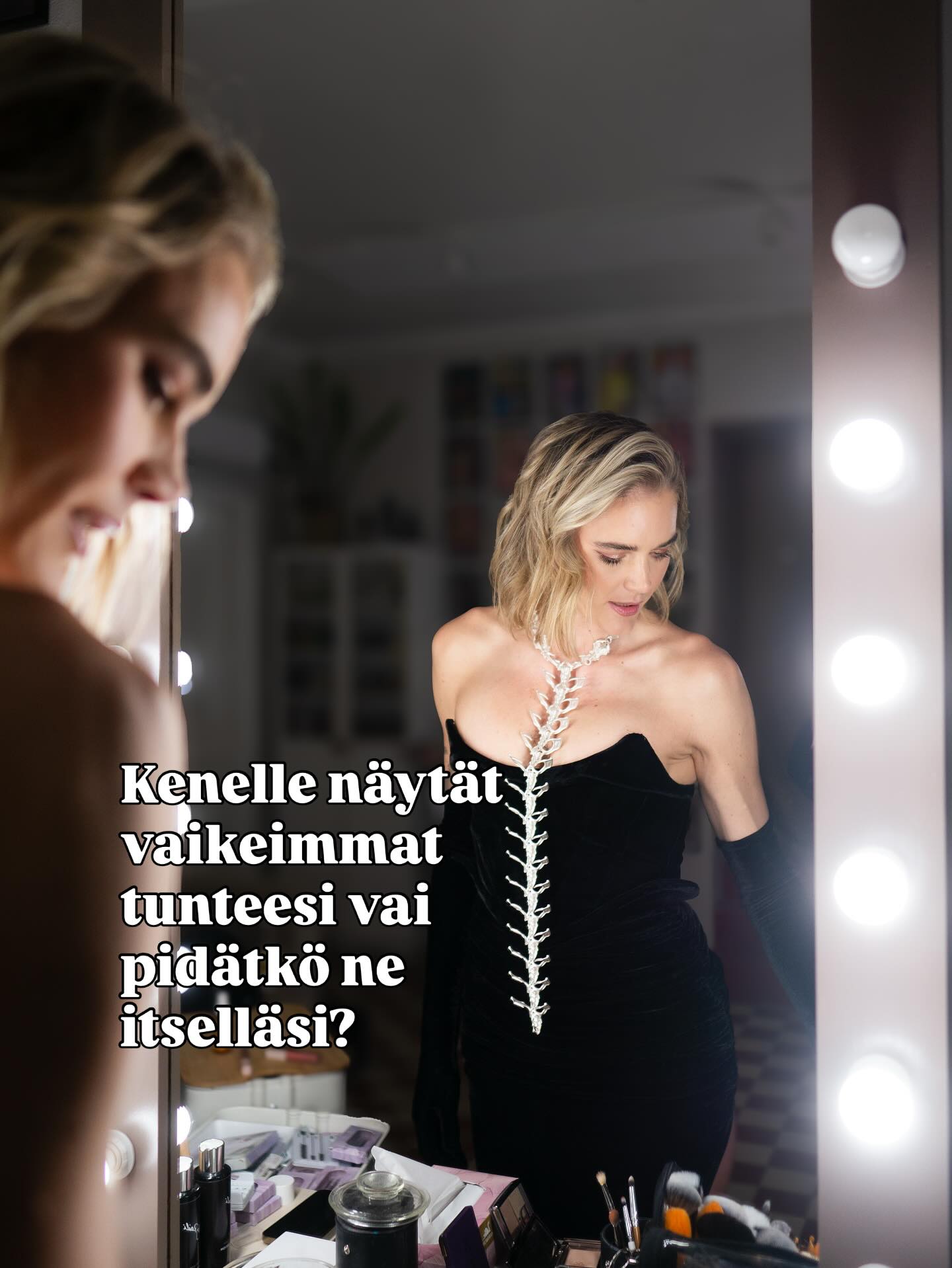 Kuinka turvallista sinun oli nĂ€yttÀÀ lapsena tunteesi? Miten niihin suhtauduttiin vai opitko jo silloin puremaan hammas ja nielemÀÀn kyyneleet? đ
KyseessĂ€ kombo. Minuunkin vaikutti perheeni, isovanhempani, lĂ€heisimpien kavereiden vanhemmat, korisvalmentajat, hoitotĂ€dit ja opettajat, he olivat tĂ€rkeimmĂ€t aikuiset elĂ€mĂ€ssĂ€ni. Ăiti ylivoimaisesti tĂ€rkein turvani. â€ïž
Vaikka olen saannut paljon rakkautta, olen silti myös oppinut olemaan kova ja pĂ€rjÀÀmÀÀn, mitĂ€ olen purkanut paljon viime vuosina. Olen itkenyt salaa vessassa ja hiljaa peiton alla. đ„ș Todellinen yhteys itseen kuin kumppaniin ei synny, jos vĂ€lissĂ€ on suojakuori. Voisin luonnehtia itseĂ€ni, ettĂ€ olen osannut olla vĂ€lillĂ€ hyvin auki kuin myös painaa hĂ€tĂ€nappia ja ottaa nĂ€kymĂ€ttömĂ€n panssarin kĂ€yttööni. Ja Murulla on ollut omat lukkonsa, hĂ€nen haavoistaan. Niiden purkamineni on =â€ïžâđ©č.
Se, ettĂ€ olemme ihmissuhteissamme, etenkin rakkaus suhteissa kilttejĂ€, mukautuvia tai hiljaa ei ole aina kovin hyvĂ€ merkki. SiinĂ€ unohtuu usein omat rajat kuin tunteet. Turhautumisesta raivoajilla on samankaltainen tilanne. Parisuhteissa missĂ€ ei koskaan riidellĂ€ tai rĂ€iskytÀÀn vailla kontrollia piilee vaara. Usein kĂ€tkettyjen tunteiden ja tarpeiden allla piilee hieman erilainen âkĂ€tketty aarreâ. đ€Ż
Pohdi: Oletko sinÀ saanut kokea, ettÀ rakkaus ei muutu sinua kohtaan vaikka nÀyttÀisit vaikeimmatkin tunteesi? Onko sinulla ollut kumppania, joka kannattelee ja jonka kannateltavaksi uskallat antautua? Vai onko se vielÀ utopiaa tai haave?
Kun tutustumme tunteisiimme, se on matkaa itseemme. â€ïž Se on hyvĂ€ksymistĂ€, sallimista ja usein myös sisĂ€isen lapsemme kohtaamista. Ja kovin usein, kaipaamme siihen toisen ihmisen rinnallemme vaikka itse kulkisimme lĂ€pi kivun. Jos sinĂ€ haaveilet syvĂ€llisestĂ€, rehellisestĂ€ ja intohimoisesta suhteesta aloita âtyöâ itsestĂ€si. â€ïž YhdessĂ€ sen voi tehdĂ€ mun Parisuhde Bootcamp âŁïž -verkkokurssilla ja sinkut omalla Sinkku Bootcamp - verkkokurssilla. Ne ovat vielĂ€ tĂ€nÀÀn ti 2.12.25 -60% eli 39,60âŹ. đ«¶
#tunteet #rakkaus #parisuhde #sinkku