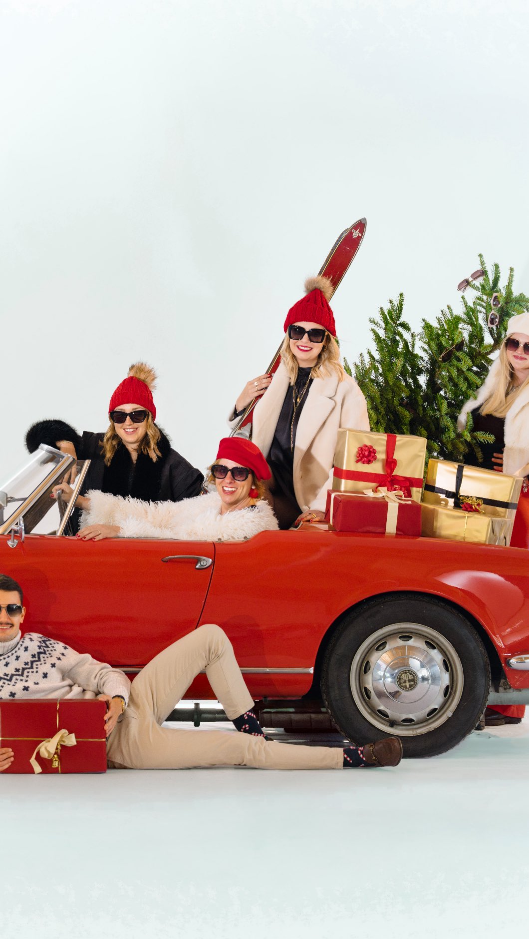 Weihnachten liegt in der Luft 🎄✨
Ein Blick hinter die Kulissen unseres Weihnachtsshootings – mit funkelnden Lichtern, einem fantastischen roten Alfa Romeo und natürlich jeder Menge Brillen. Genau so fühlt sich Weihnachtsstimmung bei Optik Augenblick an. 👓❤️