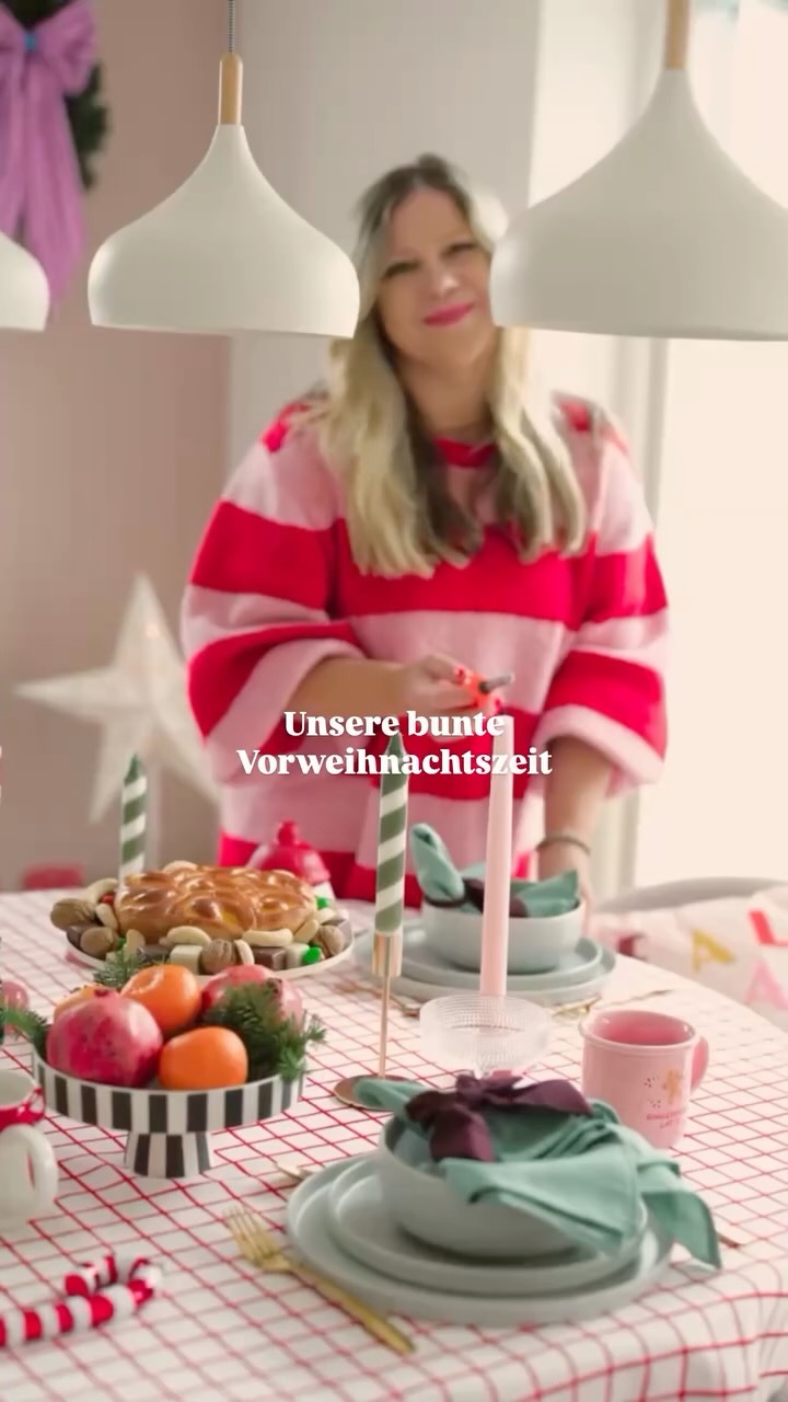Wir lieben die Zeit, merken aber immer wieder bei dem vollen Terminkalender wie schnell sie vorbei ist. Ein paar kleine Rituale und eine schöne Deko helfen uns die Zeit zu genießen und uns wohlfühlen🎄☕️🍪🕯️Was sind eure Wohlfühlhelfer?
Wir wünschen euch einen schönen Mittwoch🤍❄️🌲
#cozyhomedecor #colorfulhomedecor #gemütlicheszuhause #christmastreedecorating #interior #interiors #interiør #interior123 #interiorandhome #myhomevibe #myhome #interiør123