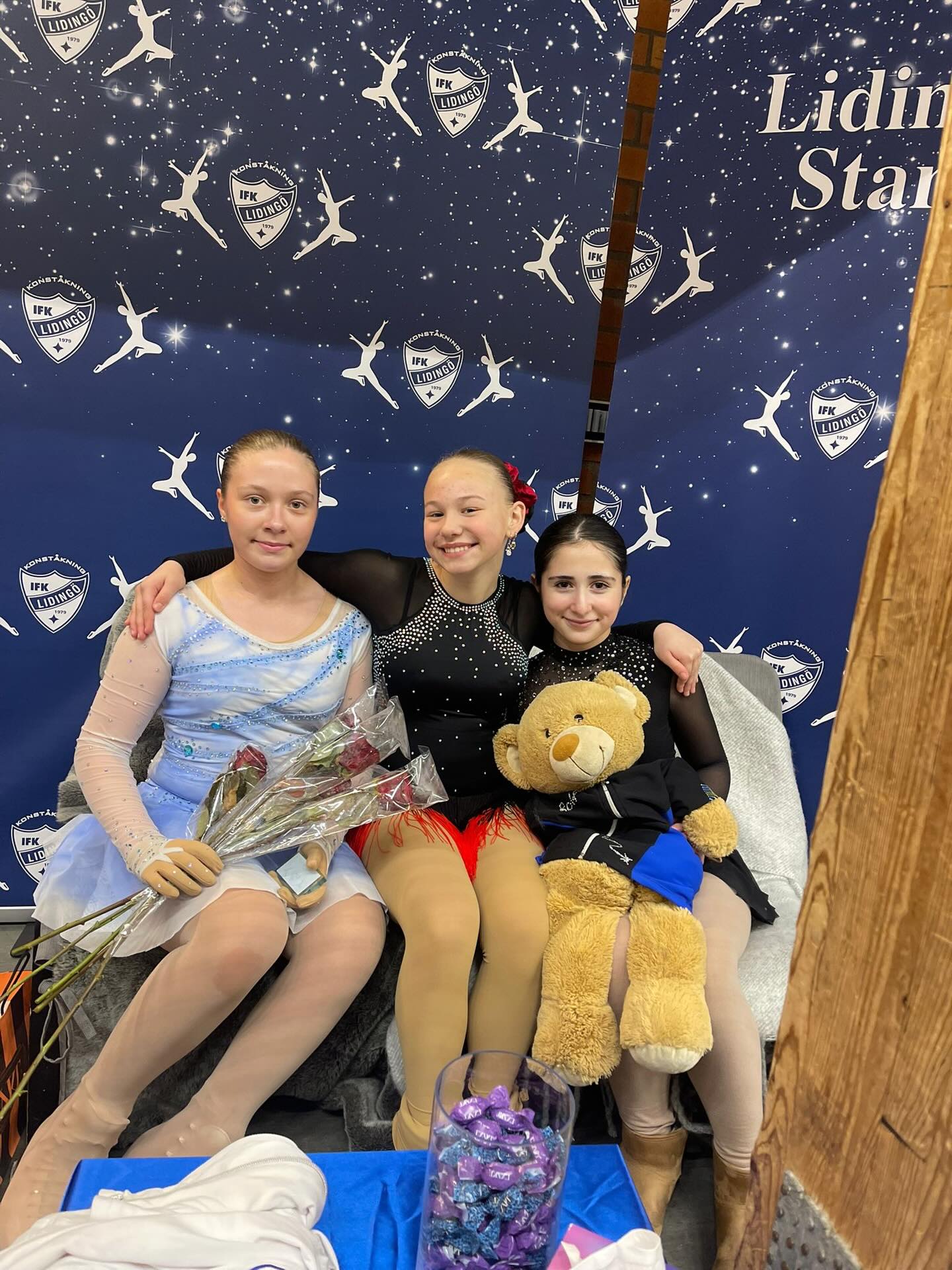 Under helgen deltog några av våra åkare från Citrin och Opal på tävlingen Lidingö-stjärnan! ⭐️
Flera av våra åkare gjorde sin allra första tävling och dessutom tog Angelina 🥇 samt Tianrui och Nora 🥈 varsin fin placering i sina grupper. 🌟
Vit grupp: Ellinor, Asal, Ellie, Sofia & Amelia
Grön grupp: Tianrui, Sofija, Alicia & Angelina
Gul grupp: Anastasia, Nora & Aleksander
Bra jobbat alla åkare! 💙💛