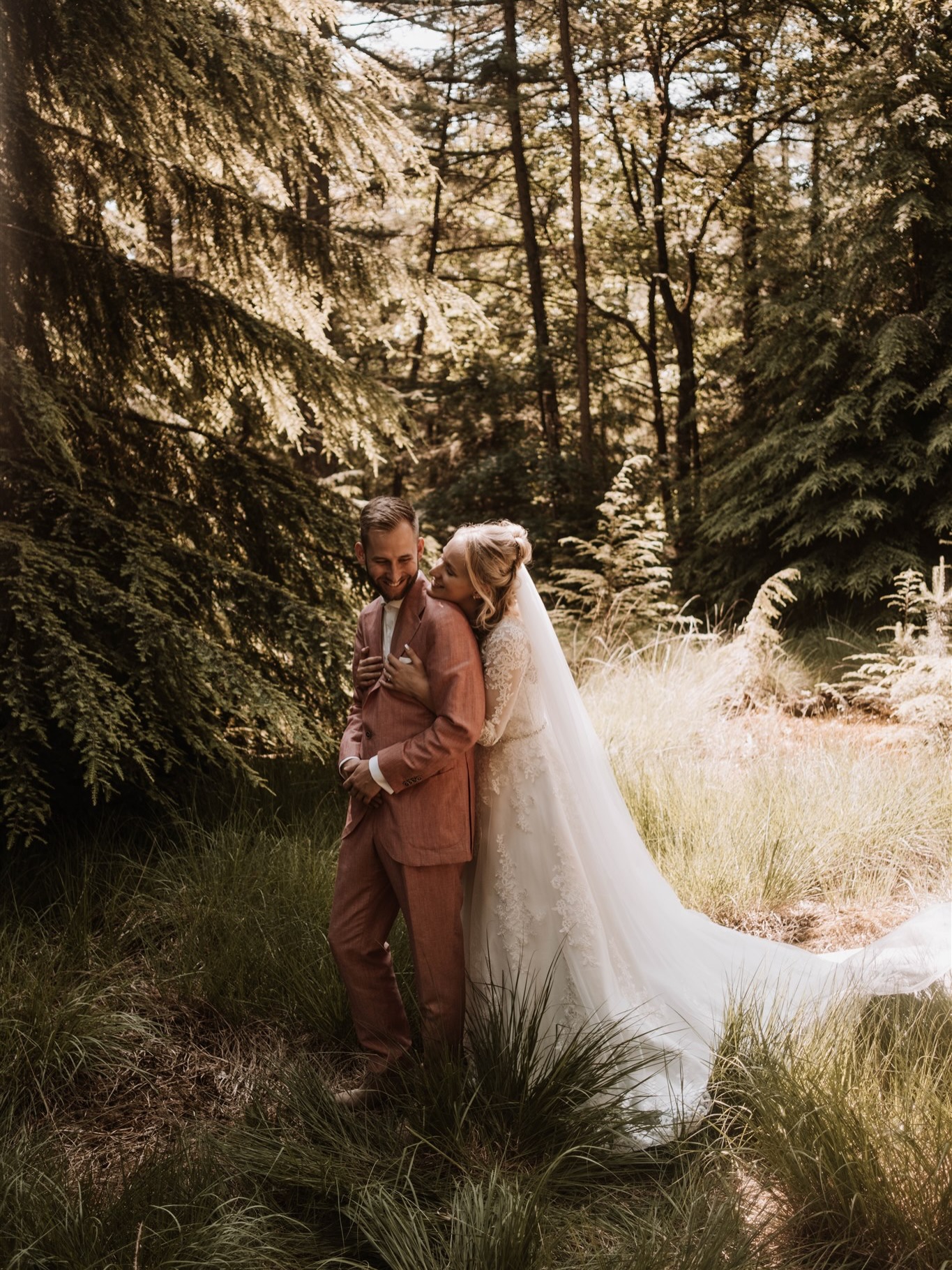 “Heb je nog tips voor ons?”
Deze vraag werd me laatst gesteld tijdens een kennismaking gesprek. Mijn grootste tip?:
Vier jullie dag op een manier die bij jullie past (en doe hierbij vooral niet wat je denk dat hoort of moet)!
Skip die openingsdans wanneer dit niet bij jullie past.
Ga lekker samen klaarmaken als jullie niet houden van de spanning rondom het firstlook moment.
Doe die geloften in de woonkamer met z’n tweeën als jullie er tegenop zien voor publiek.
Het maakt niet uit hoe jullie het doen, want er is geen goed op fout. Maar doe het vooral lekker zoals jullie zijn!
.
.
.
.
#trouwfotograaf #trouwfotografie #bruiloftfotograaf #bruidsfotograaf #fotograafbruiloft