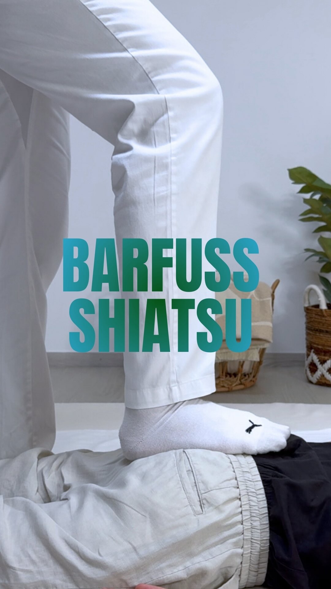 Barfuß-Shiatsu ist besonders effektiv, um Verspannungen entlang der Rückenkette zu lösen. Durch den gezielten Druck mit den Füßen werden Blockaden gelöst und die Muskulatur entspannt, was die Beweglichkeit fördert und Schmerzen lindert. ✨
Diese Behandlung wirkt beruhigend auf das Nervensystem und hilft, Stress abzubauen. da der Körper in einen tieferen Erholungszustand übergeht verbessert sich auch der schlaf. Perfekt, um den Tag hinter sich zu lassen und komplett runterzukommen.
#shiatsu #shiatsumichl #gesundheit #himberg #health #tcm #meridiane #massage #shiatsumassage #insta #verspannungen #rückenschmerzen #schlaf
