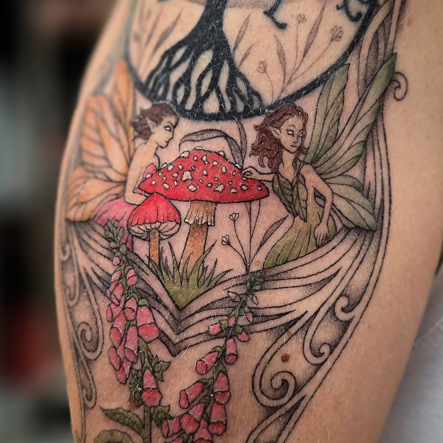 This was a very tricky one to get a photo of! Finished this piece for Rachel yesterday ð she already had the tree of life silhouette tattooed, and wanted me to rework it as well as adding more around it. Everything is healed except for the colour ðĨ°
.
.
.
#tattoo #art #design #Spirit #spirituality #nature #fae #fairy #mushroom #foxglove #flower #treeoflife #moon
