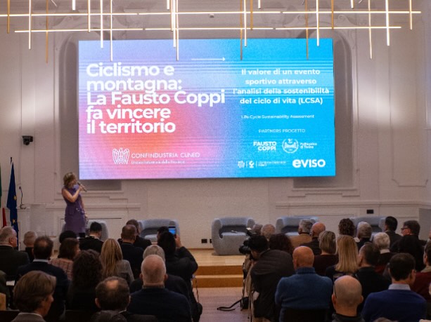 We presented, together with Riccardo Barlaam from Il Sole 24 Ore, the event that unveiled the first-ever LCSA study applied to a cycling granfondo: La Fausto Coppi Generali.
A project strongly supported by the @la_fausto_coppi who chose to measure the true value generated by the event with transparency and rigor.
Data have been certified by @politecnicoditorino and the study was supported by Cuneo’s Chamber of Commerce and @eviso.it
It was inspiring to see how sport, when guided by vision, can become a real driver of growth for communities and local areas. 🌱🏔️ #cycling #sustainablesports #granfondo #sportspr