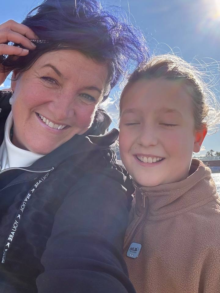 Was passiert, wenn ein junger Mensch wirklich das leben darf, wofür seine innere Anlage gemacht ist?
Man bekommt Situationen wie diese:
Business Trip - Intelligente Moleküle (wenn du natürlich mehr darüber wissen möchtest melde dich sehr gerne: https://www.doris-buteo-sitara.at/transferfactoren )
Barcelona.Fremde Stadt
Fremde Menschen.
Ein älterer Herr aus unserer Businessrunde fragt interessiert nach einem technischen Gerät.
Neugier, Unsicherheit, Orientierung.
Und Noah - dieser junge Mensch?
Er wartet nicht.
Er zögert nicht.
Er vergleicht sich nicht.
Er spürt intuitiv:
👉 da braucht jemand Unterstützung
👉 ich kann beitragen
👉 ich kann Verbindung schaffen
Und er handelt.
Mit Herz.
Mit Geduld.
Mit Kompetenz.
Mit Begeisterung.
Er erklärt verständlich.
Er baut Vertrauen auf.
Er schafft Zugang.
Er öffnet Türen zur digitalen Welt.
Das ist keine „Nettigkeit“.
Das ist:
✨ zielgruppenorientierte Kommunikation
✨ empathisches Erklären
✨ Sinnfindung durch Beziehung
✨ Würde und Selbstwert zurückgeben
✨ Brücken bauen zwischen Generationen
Und jetzt kommt das Beeindruckendste:
Dieser junge Mensch ist 11 Jahre alt.
Er weiß bereits, für wen er da sein möchte.
Er benennt seine Zielgruppe klar. - oh JA du hörst RICHTIG
Er erfüllt ein echtes gesellschaftliches Bedürfnis.
Er wirkt.
Das ist selbstbestimmte Bildung in Aktion.
Das ist das, was möglich wird,
wenn Kinder nicht in ein vorgegebenes Raster gepresst werden,
sondern ihre natürlichen Talente entfalten dürfen.
Und ja – es passt wie die Faust aufs Auge,
dass seine Mutter, Doris Buteo Sitara, gerade im Astrologie Business Mentoring ist.
Denn astrologisch zeigt sich bei ihm:
🎯 Jupiter im 7. Haus
– Sinn entsteht durch Beziehung
– Wachstum entsteht durch Verbindung
– Fülle entsteht, wenn er anderen wirklich hilft
Und genau das lebt er bereits.
Ohne Druck.
Ohne Bewertung.
Aus innerer Motivation.
Und er wird ganzheitlich mit Wings https://www.wings-genial.org begleitet
Ganzheitliche, alternative Wissensvermittlung,
die nicht nur Wissen ansammelt,
sondern Potenzial sichtbar macht
und Wirkung in die Welt bringt.
🔥 WINGS zeigt, was möglich ist, wenn junge Menschen sich selbstbestimmt entwickeln dürfen. 🔥