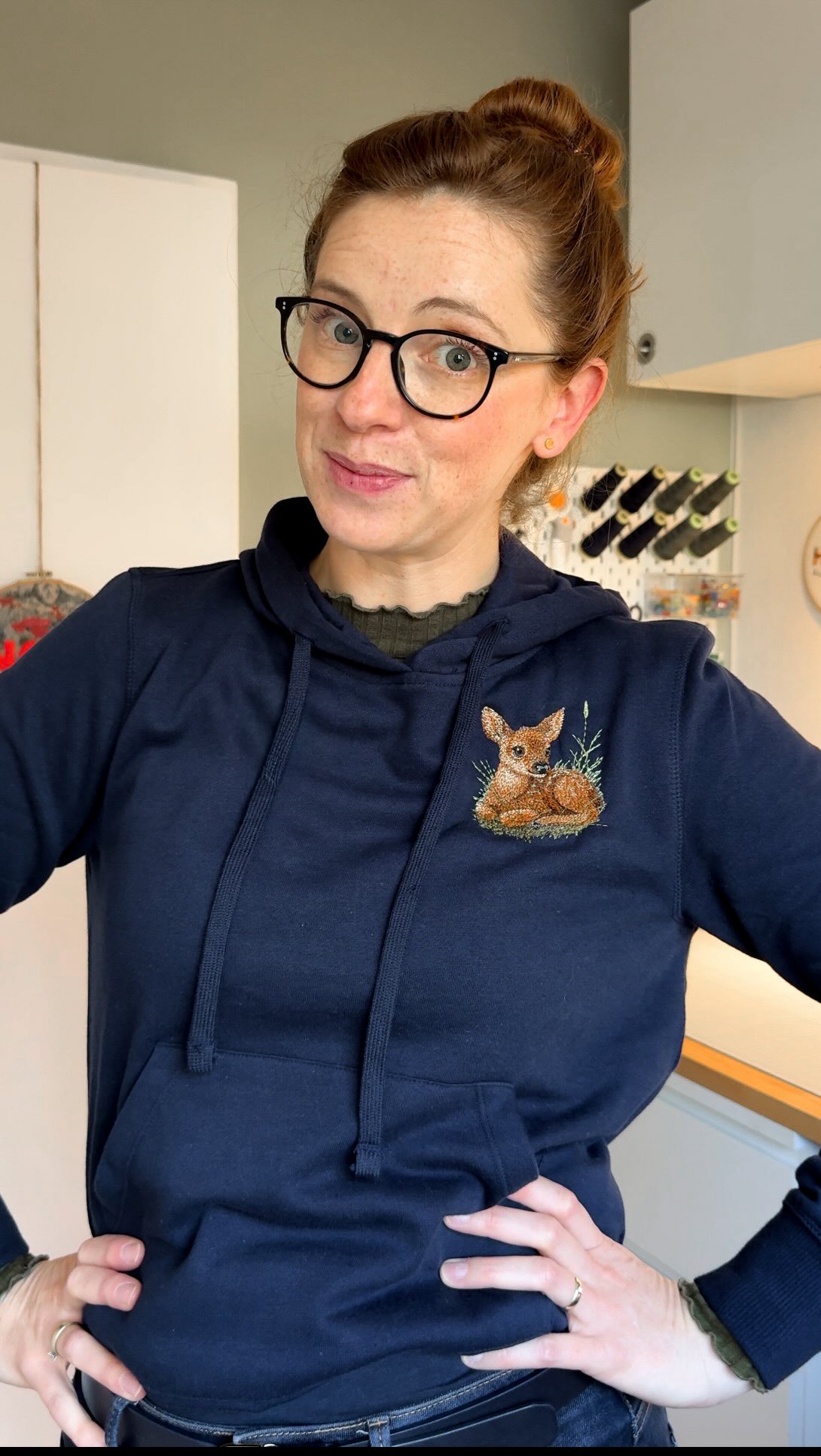 Warum kaufen, wenn man’s auch selber machen kann?
Im Urlaub habe ich einen Pullover entdeckt, der einfach perfekt zu meinem Stil gepasst hätte. 🦌💭 Und dann kam mir der Gedanke: Warum nicht einfach selbst machen?
Einen dunkelblauen Basic-Hoodie hatte ich noch im Fundus – also hab ich mir fix eine passende Stickdatei bei Etsy gesucht, kurz die Nähmaschine umgebaut und los ging’s. ✨
Jetzt ziert dieses kleine Reh meinen neuen Lieblingspulli. 💙
Wenn du den Look nachmachen möchtest, hab ich dir alles zusammengestellt:
👉 den Link zu meiner Materialliste auf Amazon findest du in meinem Profil.
Und falls du dich für das Thema Farbe & Stil interessierst:
💌 Trage dich unbedingt in meinen Newsletter ein, damit du den Launch meines neuen Workbooks „Dein Stilprojekt“ nicht verpasst! @stilundstich
𝚆𝚎𝚛𝚋𝚞𝚗𝚐 𝚞𝚗𝚋𝚎𝚊𝚞𝚏𝚝𝚛𝚊𝚐𝚝 @bernettenaehmaschinen @mettler_thread @etsyde
#stickliebe #diyfashion #selbstgemacht #handmade #stickprojekt #cricut #lieseloudiy #nähenmachtglücklich #stickenistliebe
