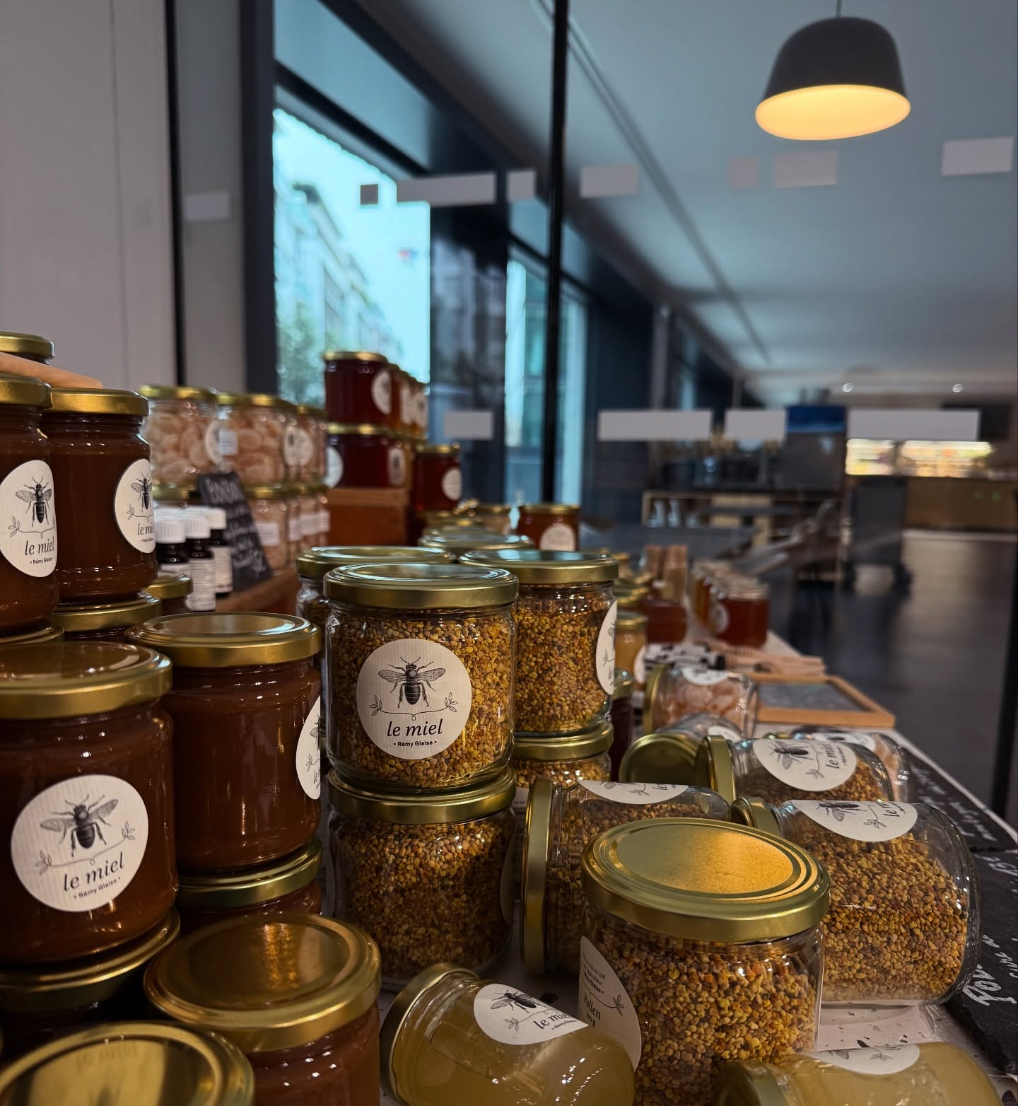 En dégustation vente aujourd’hui chez #bioderma et #panzani à Lyon! On fête Noël avant l’heure !
#lemielremyglaise #lyon #onlylyon #beekeeperslife #bee #miel #honey #pateatartiner #gingerbread #propolis #nature #healthy #food #foodies #foodstagram #foodie #foodlover #lyon3 #lyonfrance #lyonfood #lyonfoodies #business #producteur #producteursĺocaux #farm #auvergnerhonealpes #rhone #conciergerie