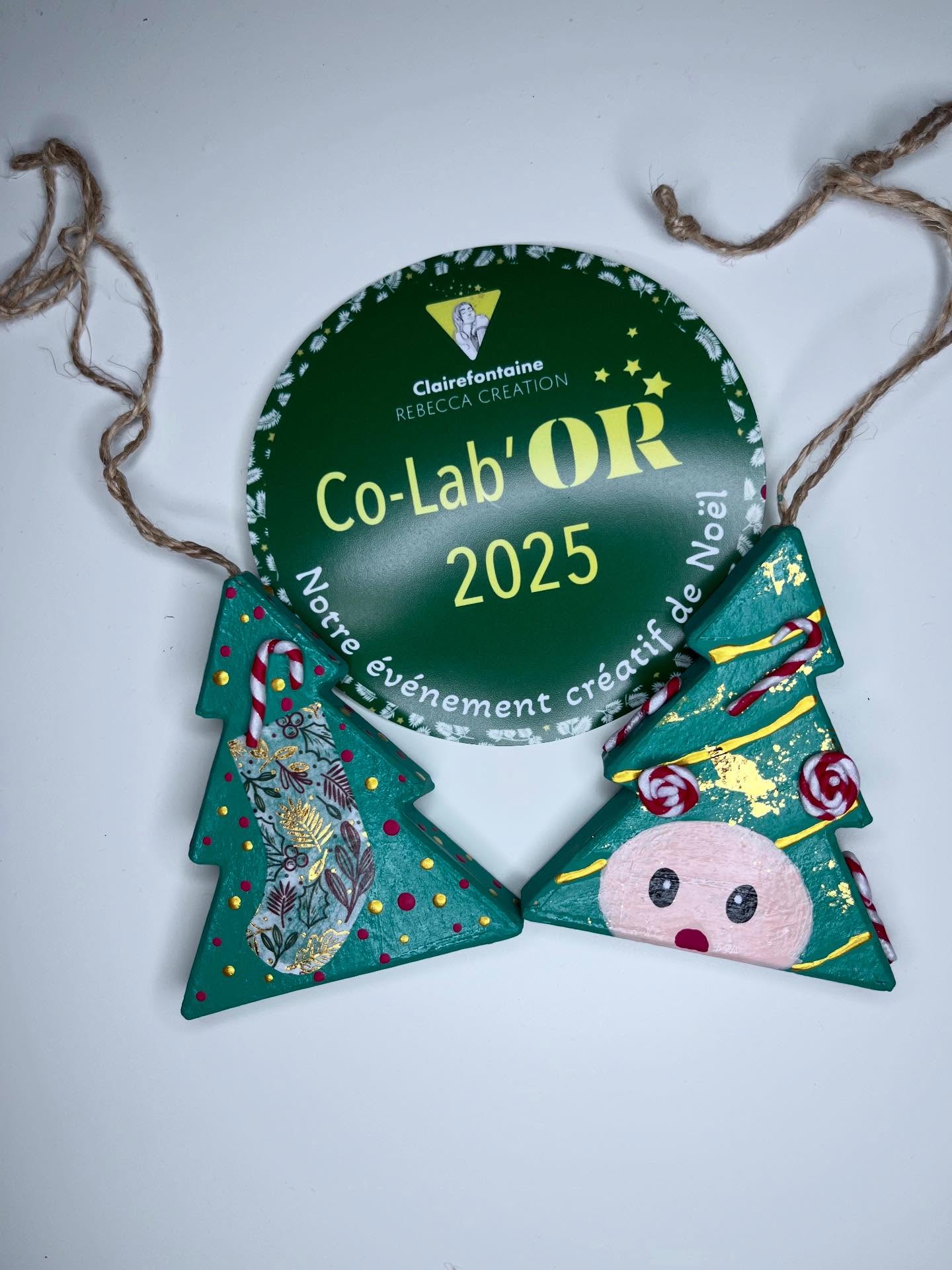🇬🇧DIY – Christmas Decorations #CoLabOR 🎄
What do you think of our little Christmas trees to hang on the big one?
From Sweden, I had the chance to take part in an event organized by @rebecca_creations_clrh, creating ornaments for a collaborative Christmas tree!
I made these two Christmas decorations using a beautiful box filled with amazing products:
- Paints and brushes: @darwi_world
- Polymer clays and gold papers: @cernit_world
- Papers, brushes, glue varnish, gesso, and papier-mâché trees: @decopatch_officiel
👉Do you like them?
I still have eight lovely papier-mâché trees that we’ll be decorating with the kids on Sunday… stay tuned!
✨ Non-paid collaboration – product box kindly gifted #CoLabOR
—
🇫🇷DIY - Décorations de Noël #CoLabOR 🎄
Que pensez-vous de nos petits sapins à suspendre dans le sapin ?
Depuis la Suède, j’ai eu la chance de participer à un événement organisé par @rebecca_creations_clrh pour créer des décorations destinées à un sapin collaboratif !
J’ai donc réalisé ces deux suspensions de Noël à partir d’une magnifique box remplie de superbes produits :
-Peintures et pinceaux : @darwi_world
-Pâtes polymères et feuilles d’or : @cernit_world
-Papiers, pinceaux, vernis-colle, gesso et sapins en papier mâché : @decopatch_officiel
👉Alors, ça vous plaît ?
Il me reste huit jolis sapins en papier que nous décorerons dimanche avec les enfants… affaire à suivre !
✨ Collaboration commerciale non rémunérée – box de produits offerte #CoLabOR✨
—
Papier-Mâché | Festive Crafts | Kids Crafts | Christmas Crafts | Cardboard | DIY Christmas | Activités Manuelles | Noël | Décorations de Noël
—
#papiermâché #diychristmas #defidesmainscreatives #christmascrafts #decopatch #julpyssel #cernit #darwi #creativechristmas #pysseltips