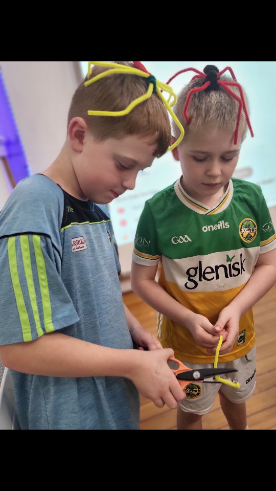 Afternoons at Junior Club are always full of creativity and laughter! 🎨✨
Our young makers turned pipe cleaners into bags, flowers, and even Christmas ornaments 🎄💐 — meanwhile the hall was buzzing with tag games and cup-stacking to the rhythm of the music! 🎶
Teens Club topped it off with delicious homemade cheesecake and some awesome building with our new LegoLore project! 🧱🍰
#stmarysyouthcentretullamore #Tullamore
#tullamoreadventures #tullamoreafterschool #JuniorClub #YouthCentreFun #CreativeKids #AfternoonActivities #ArtAndPlay #ChristmasCrafts #LegoLore #TeensClub #YouthCreativity #CommunityVibes