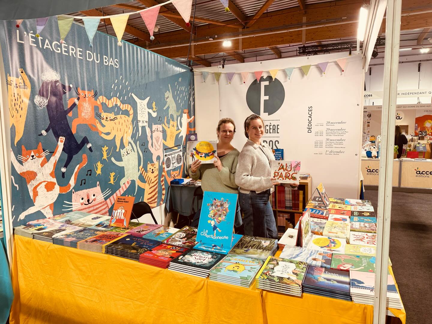 Depuis hier, nous sommes bien installées au @slpj_93 :) Vous pouvez nous retrouver au stand E9 (1er niveau) jusqu’à lundi ! Bonne nouvelle du Salon, deux de nos nouveautés font partie des lectures recommandées par @kibookin.fr : « Au parc » de @delphine_monteil & @lucillemichieli et « Mamita Sandwich » de Julien Baer & @camille_de_cussac. Si vous ne les connaissez pas encore, n’hésitez pas à les découvrir ! #letageredubas #albumjeunesse #slpj #kibookin #auparc #delphinemonteil #lucillemichieli #mamitasandwich #julienbaer #camilledecussac #editionindependante